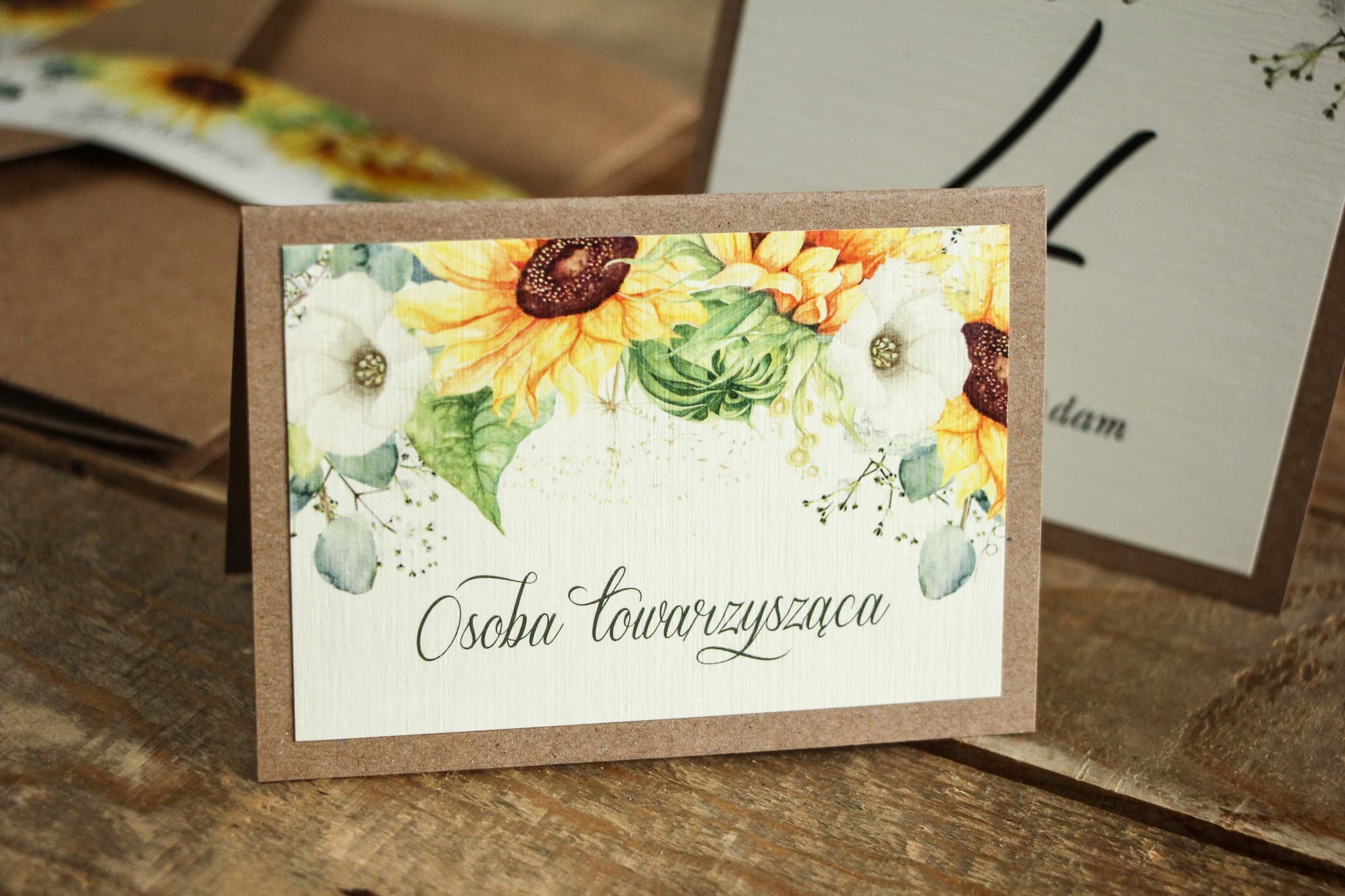 Marcasitios de Boda Kraft n.º 5 – Tarjetas de Mesa Rústicas con Girasol