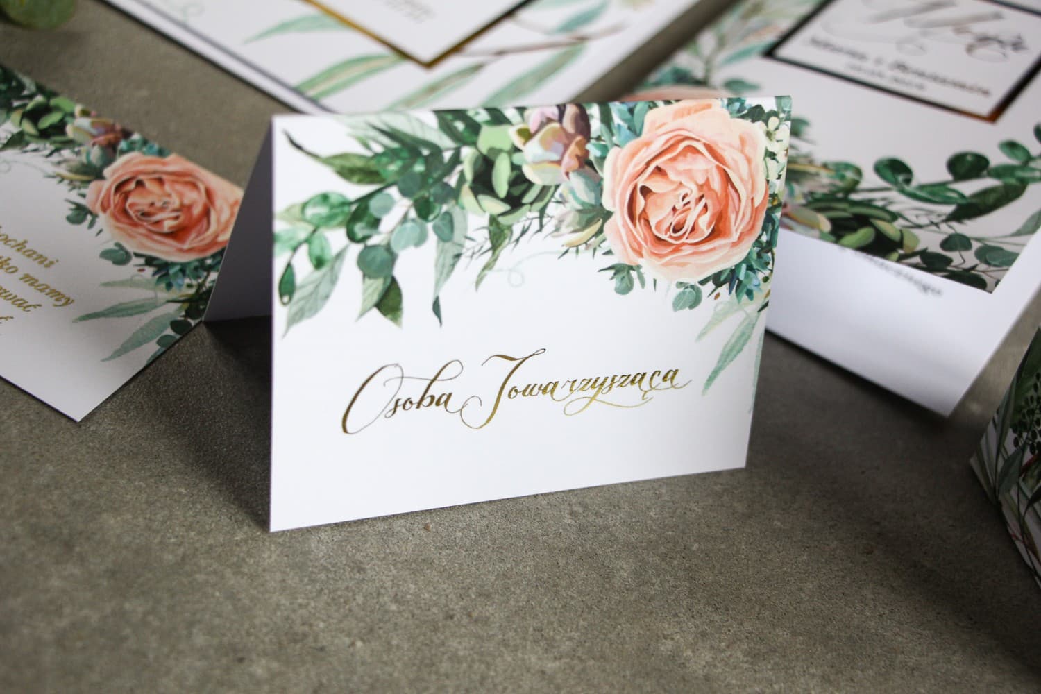 Marcasitios de boda con dorado estilo Glamour. Delicadas peonías melocotón y ramas verdes