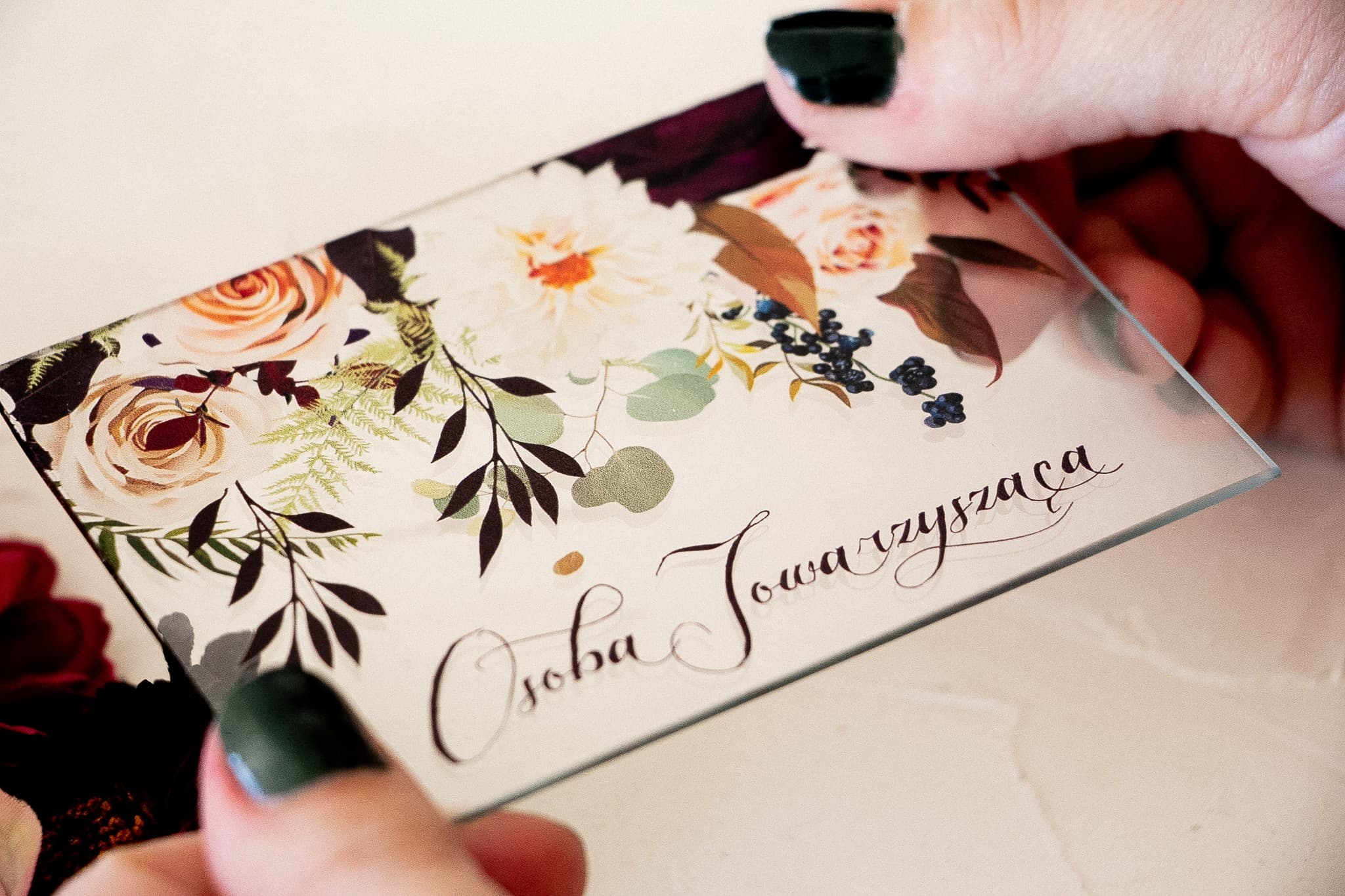 Marcasitios de Boda Korani nº 2 – Tarjetas de Mesa en Cristal con Rosas y Dalias