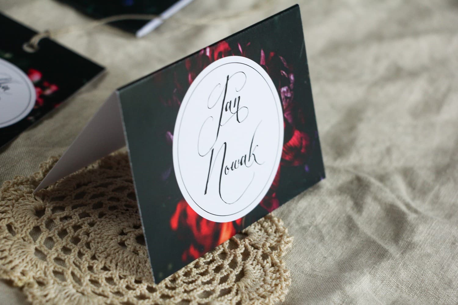 Marcasitios de Boda Floral Botanik nº 5 – Tarjetas de Mesa con Motivo de Peonías Burdeos