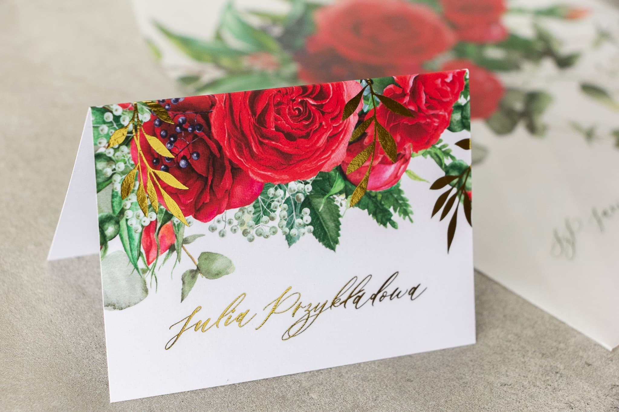 Marcasitios de boda florales estilo glamour con ramas doradas y rosas burdeos