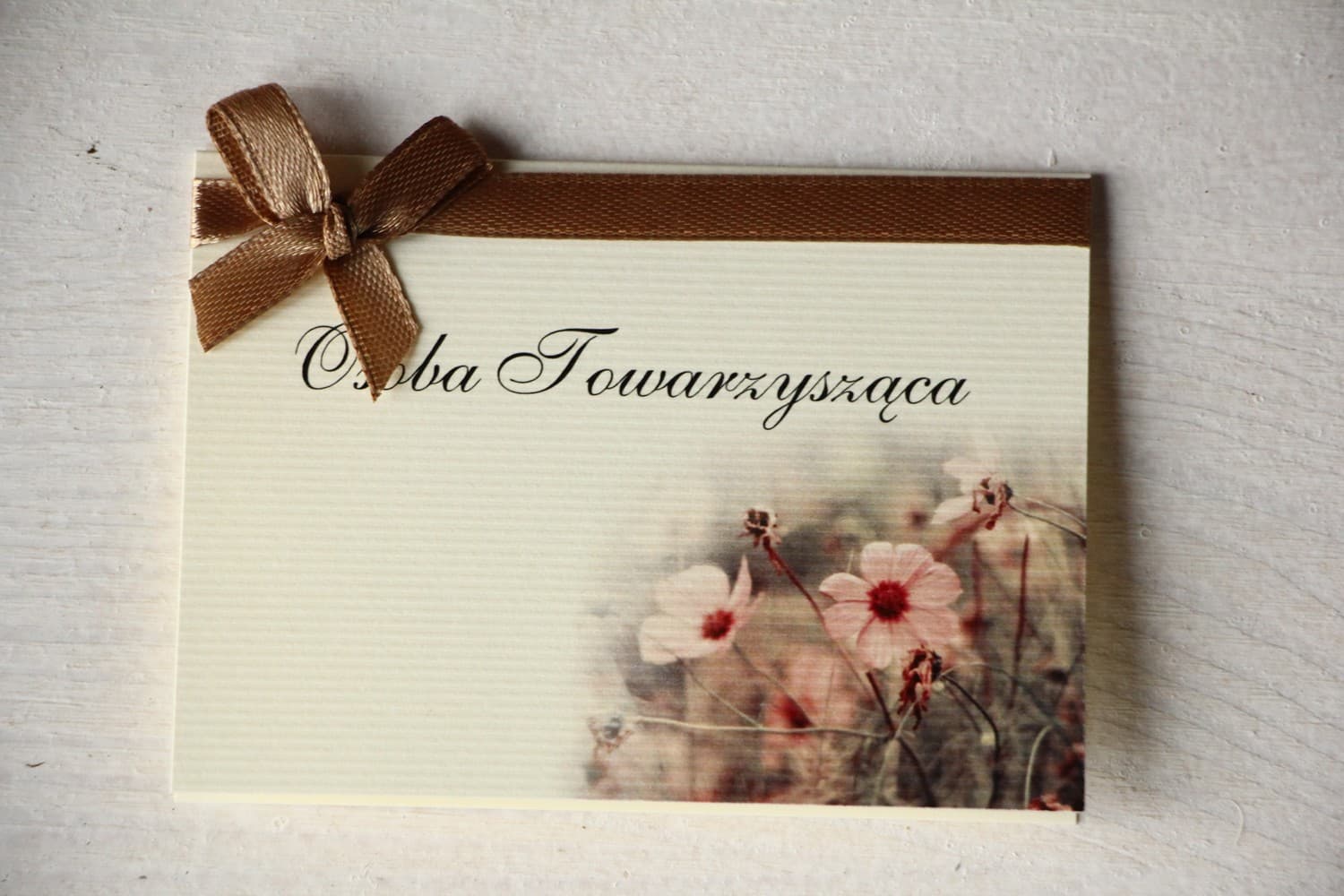 Marcasitios de Boda Magnet nº 5 – Tarjetas de Mesa con Cinta y Flores Crema