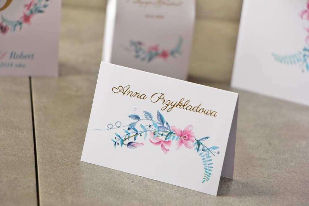 Marcasitios de Boda Cykade nº 8 – Tarjetas de Mesa Doradas con Guirnalda de Violetas Pasteles