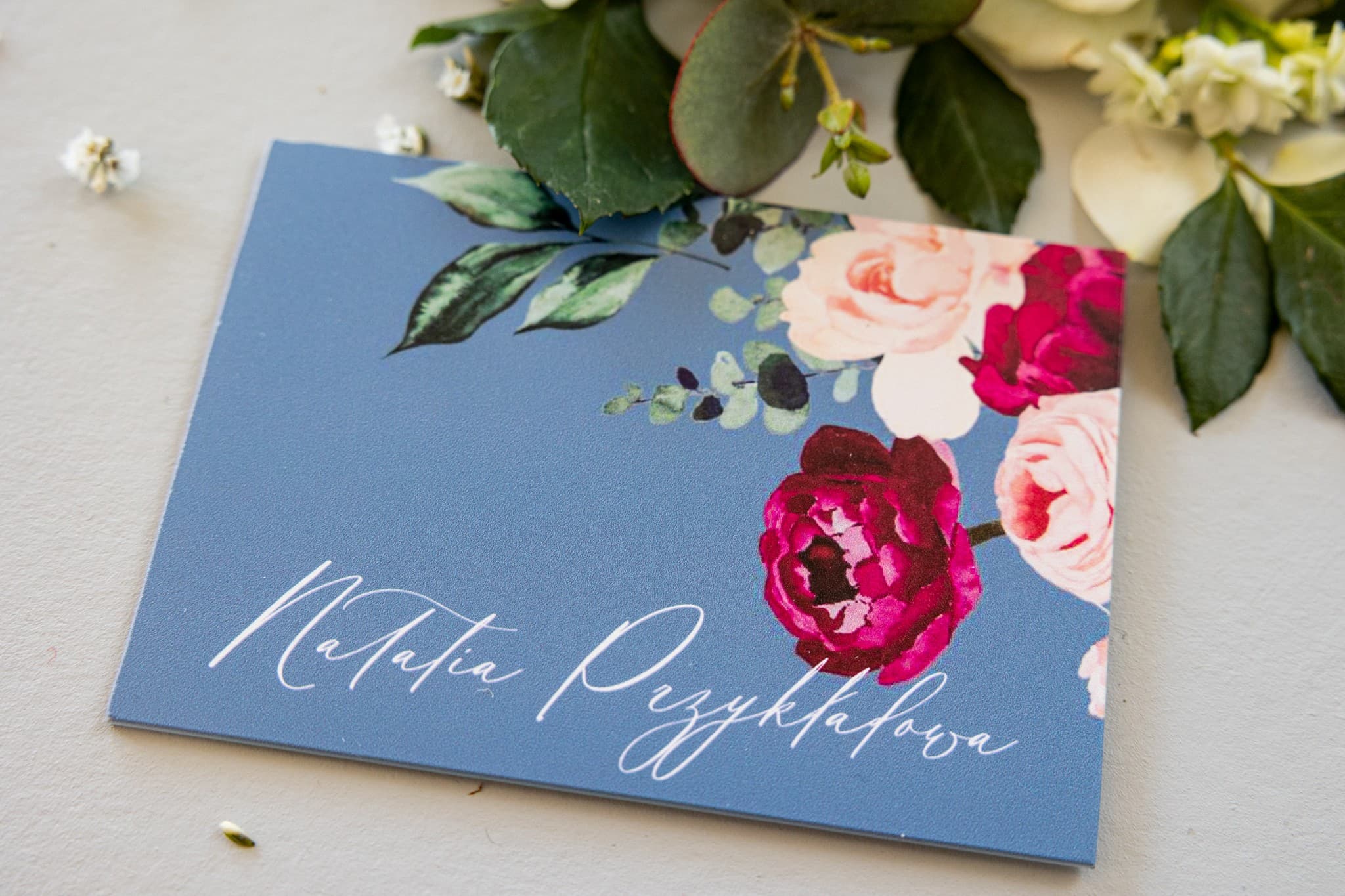 Marcasitios de Boda Soft n.º 6 – Tarjetas de Mesa de Cristal con Peonías y Motivo Dusty Blue