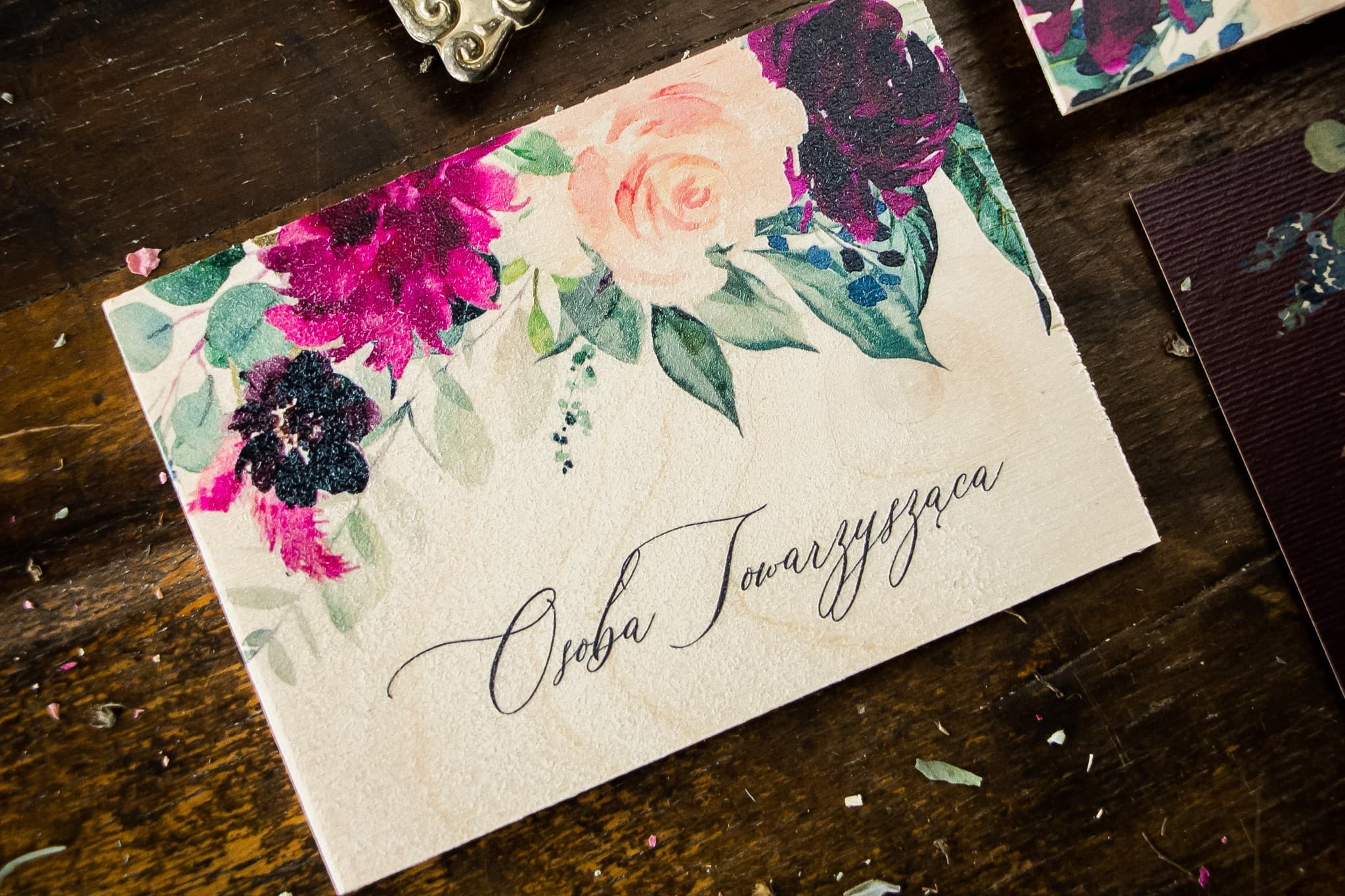 Marcasitios de Madera Topaz n.º 3 – Tarjetas Rústicas con Rosa Borgoña