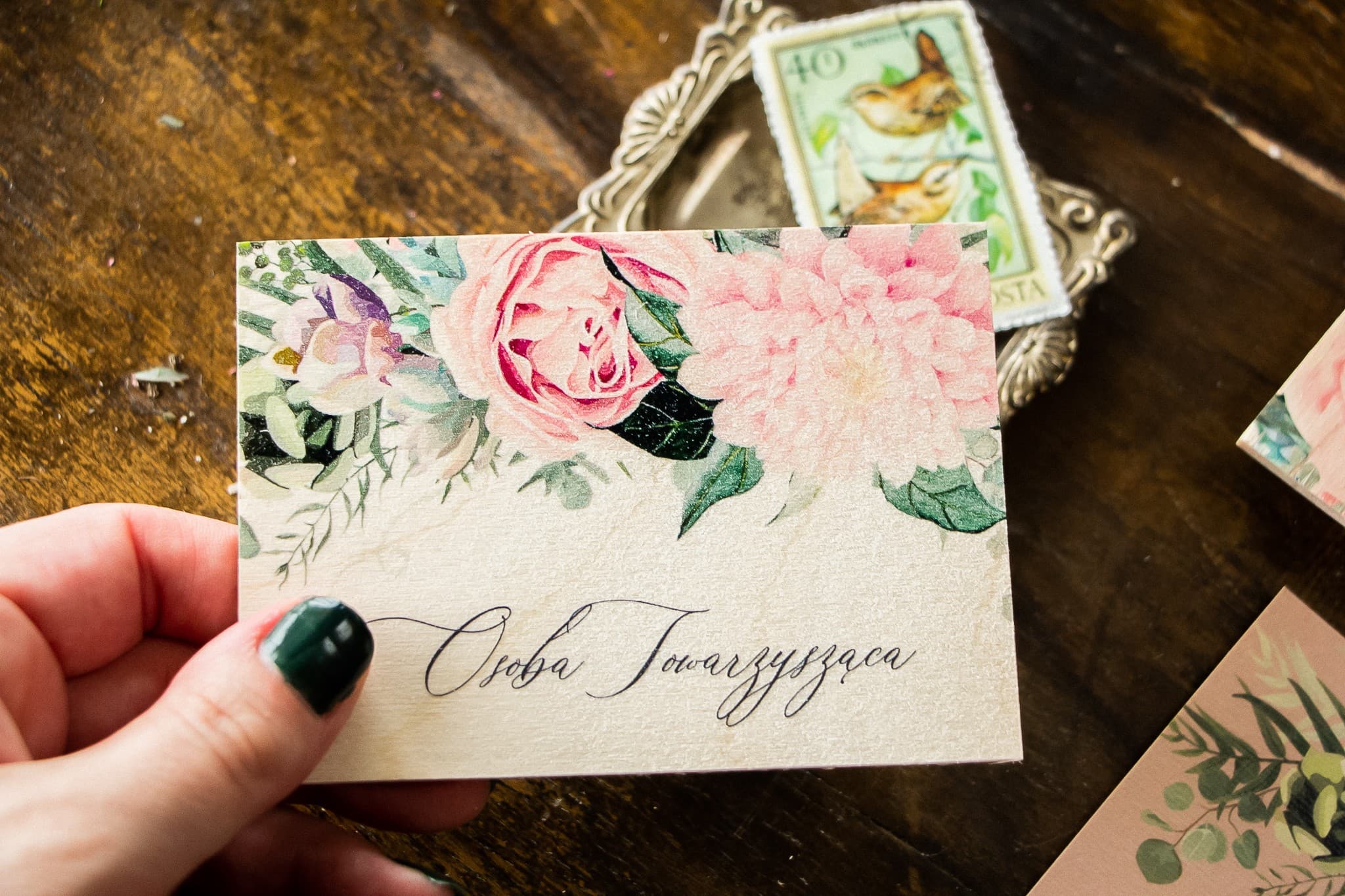 Marcasitios de Madera Topaz n.º 4 – Tarjetas de Mesa con Peonías Rosas