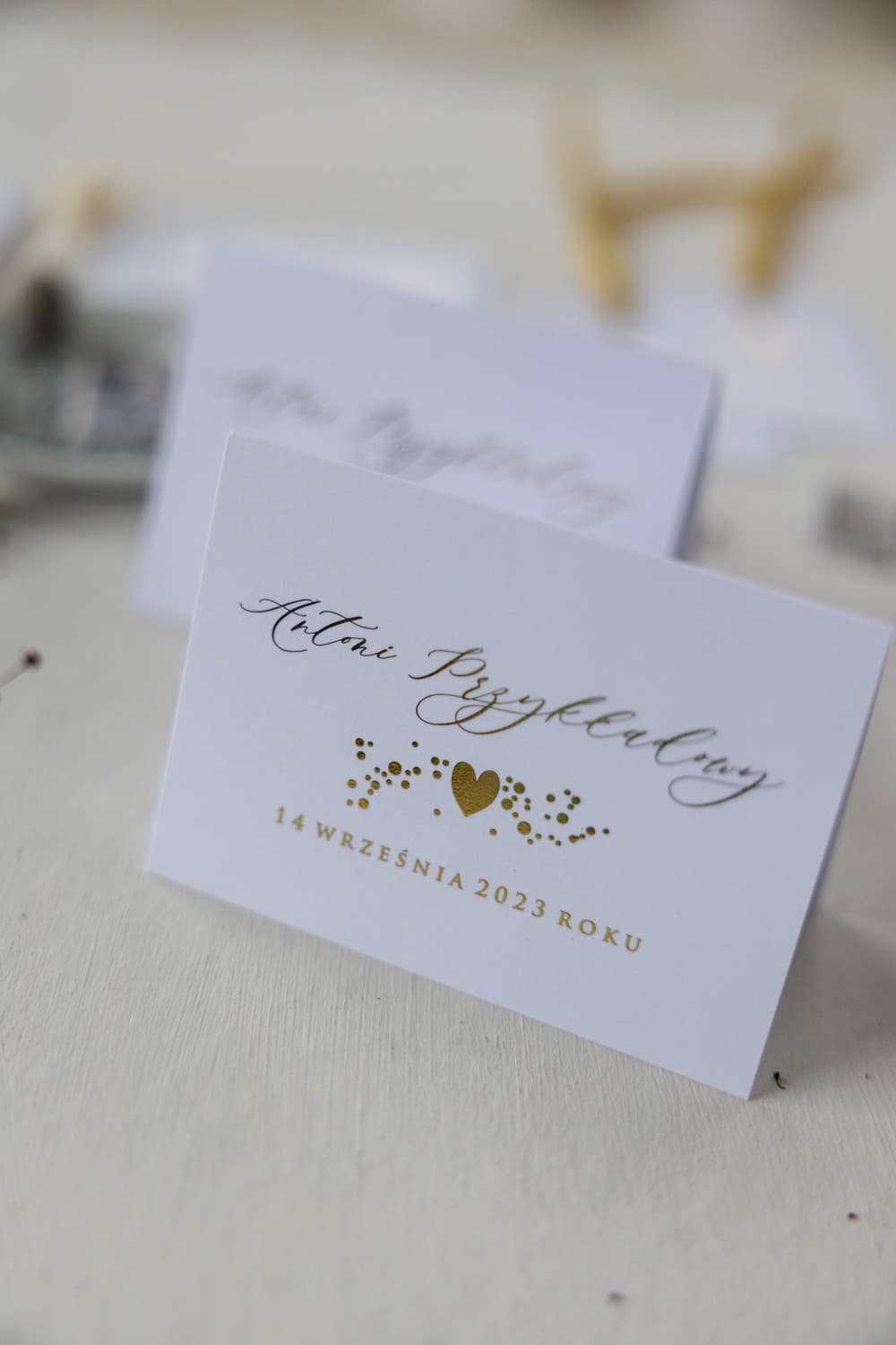 Marcasitios de boda blancos con estrellas doradas de la colección Simple nº 3