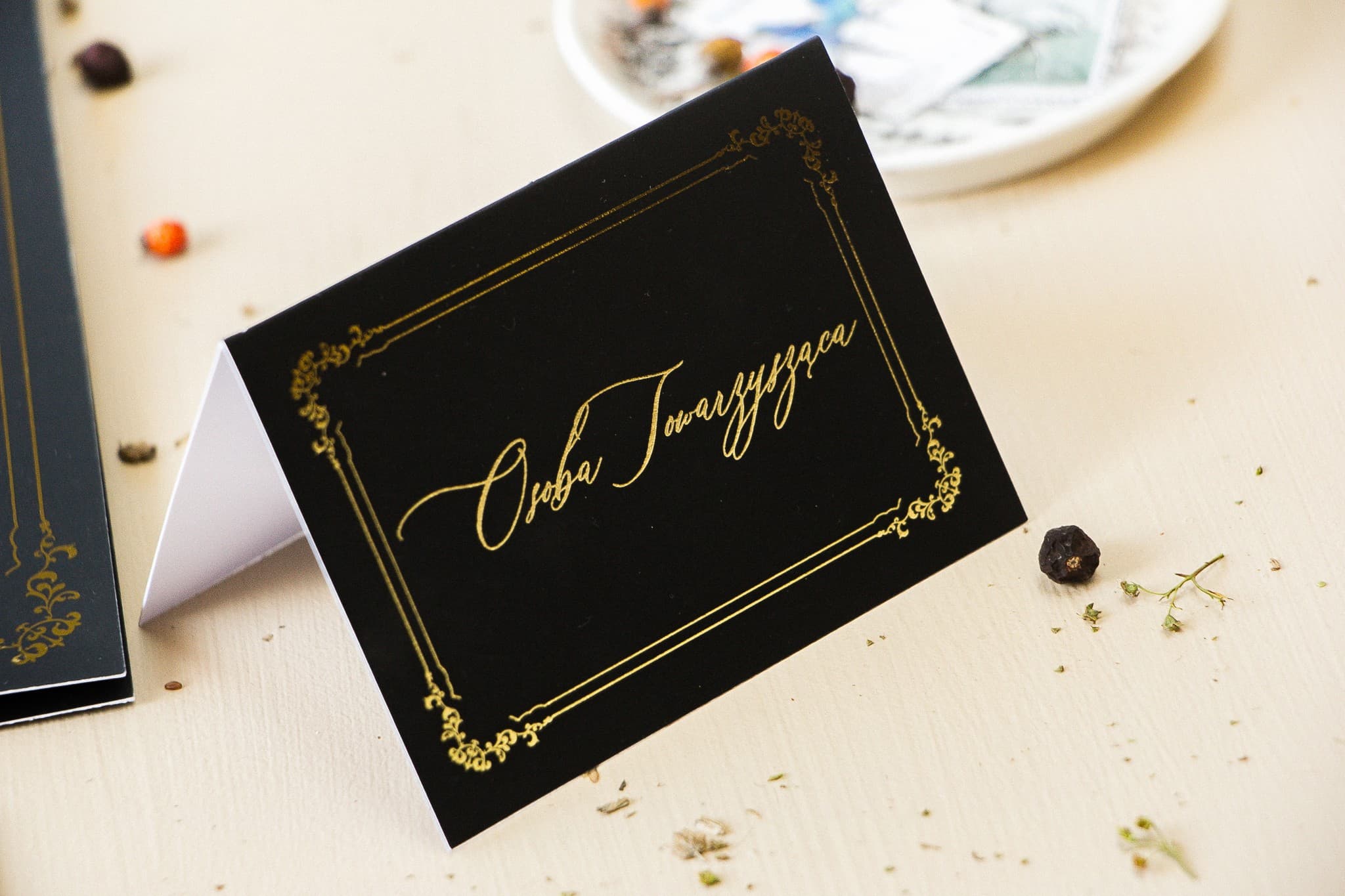 Marcasitios de boda negros estilo glamour con texto y marco dorados - Amelia Wedding