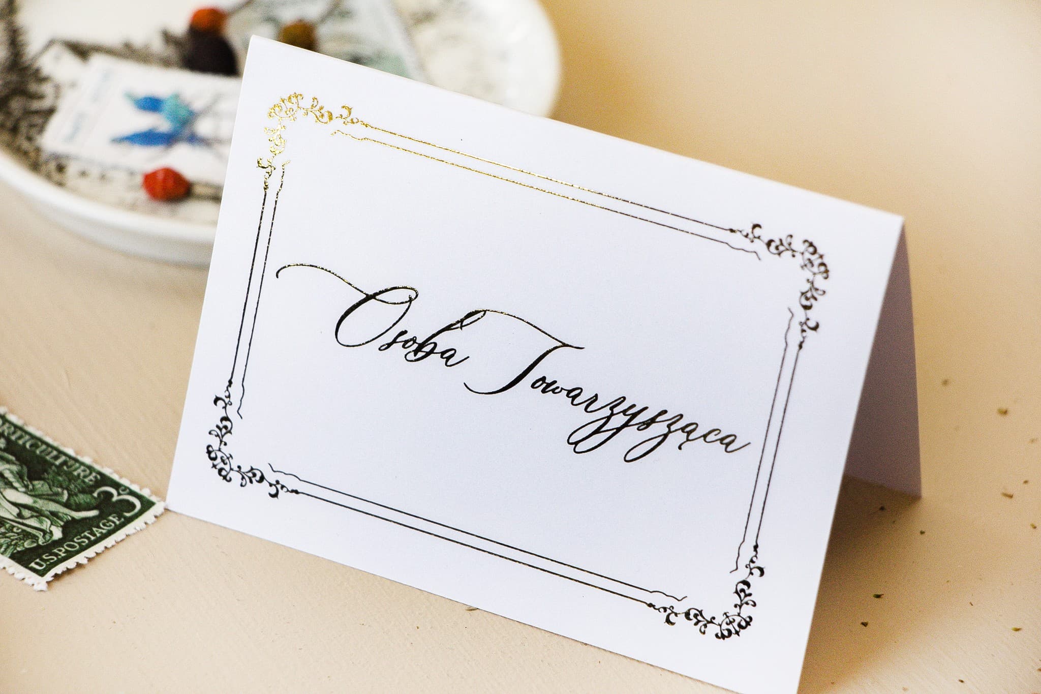 Marcasitios de boda minimalistas en color blanco con detalles dorados - Amelia-Wedding.es