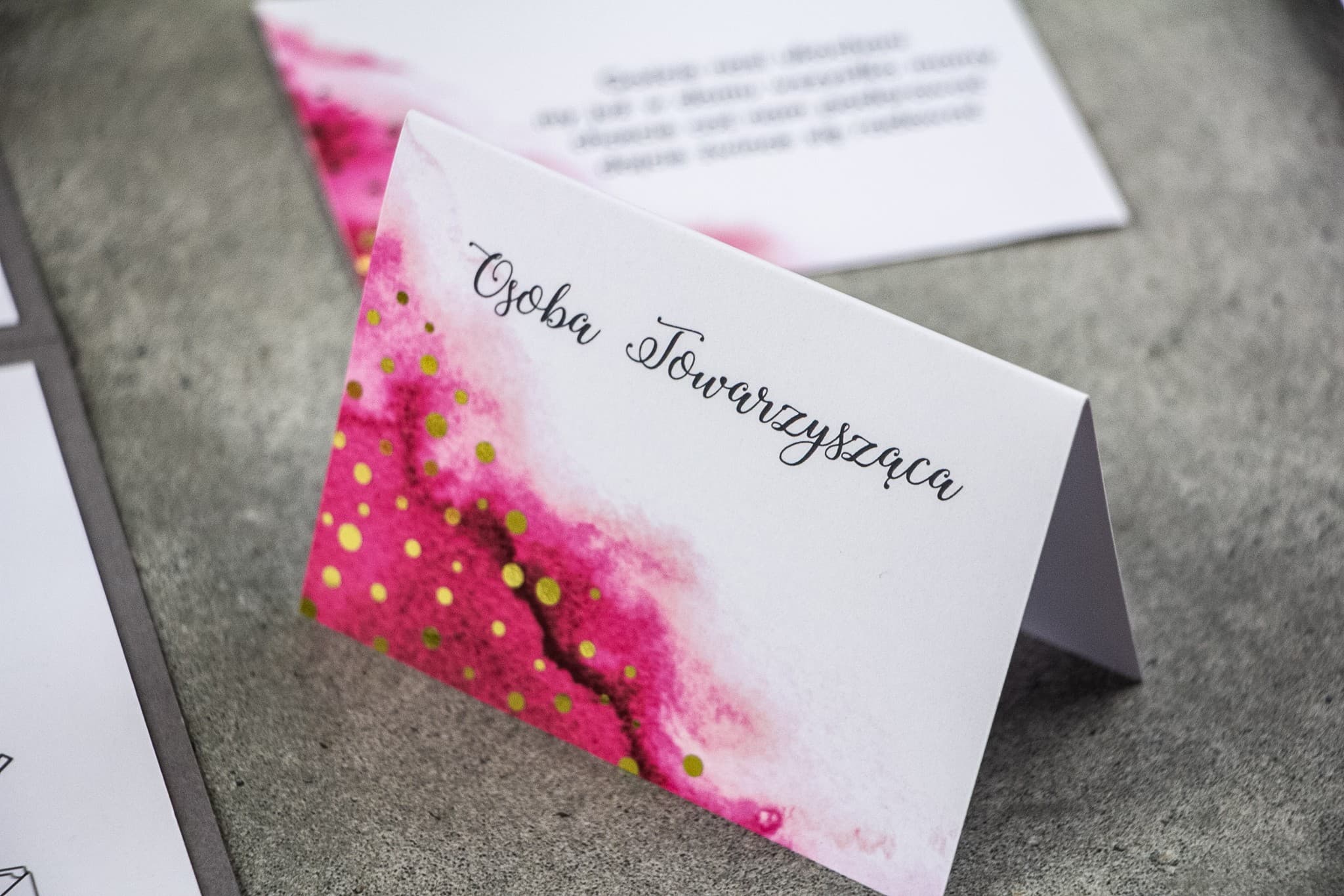 Marcasitios de boda rosas con puntos dorados elegantes