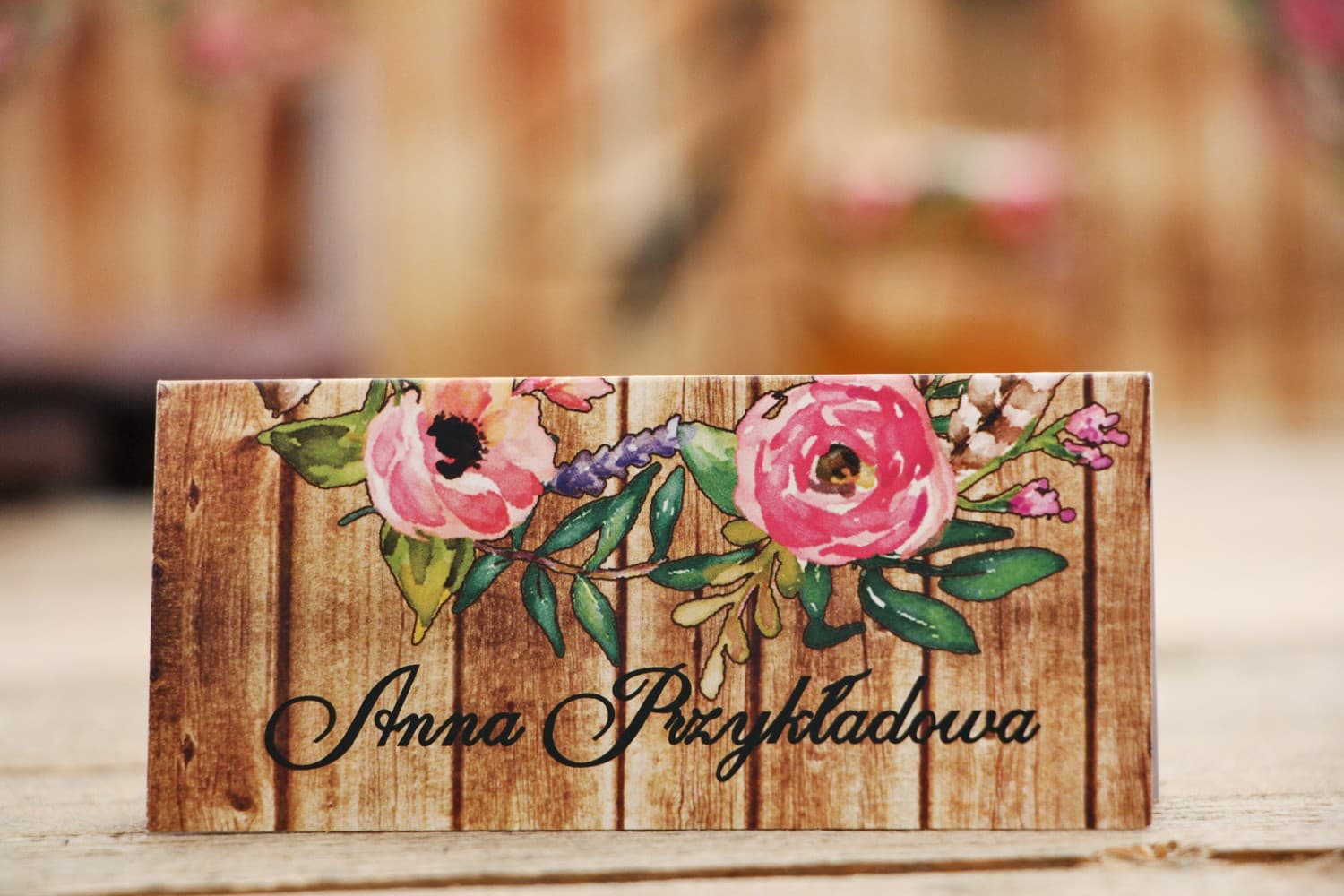 Marcasitios de Boda Naturales Rústico nº 1 – Tarjetas de Mesa con Flores Rosas y Madera
