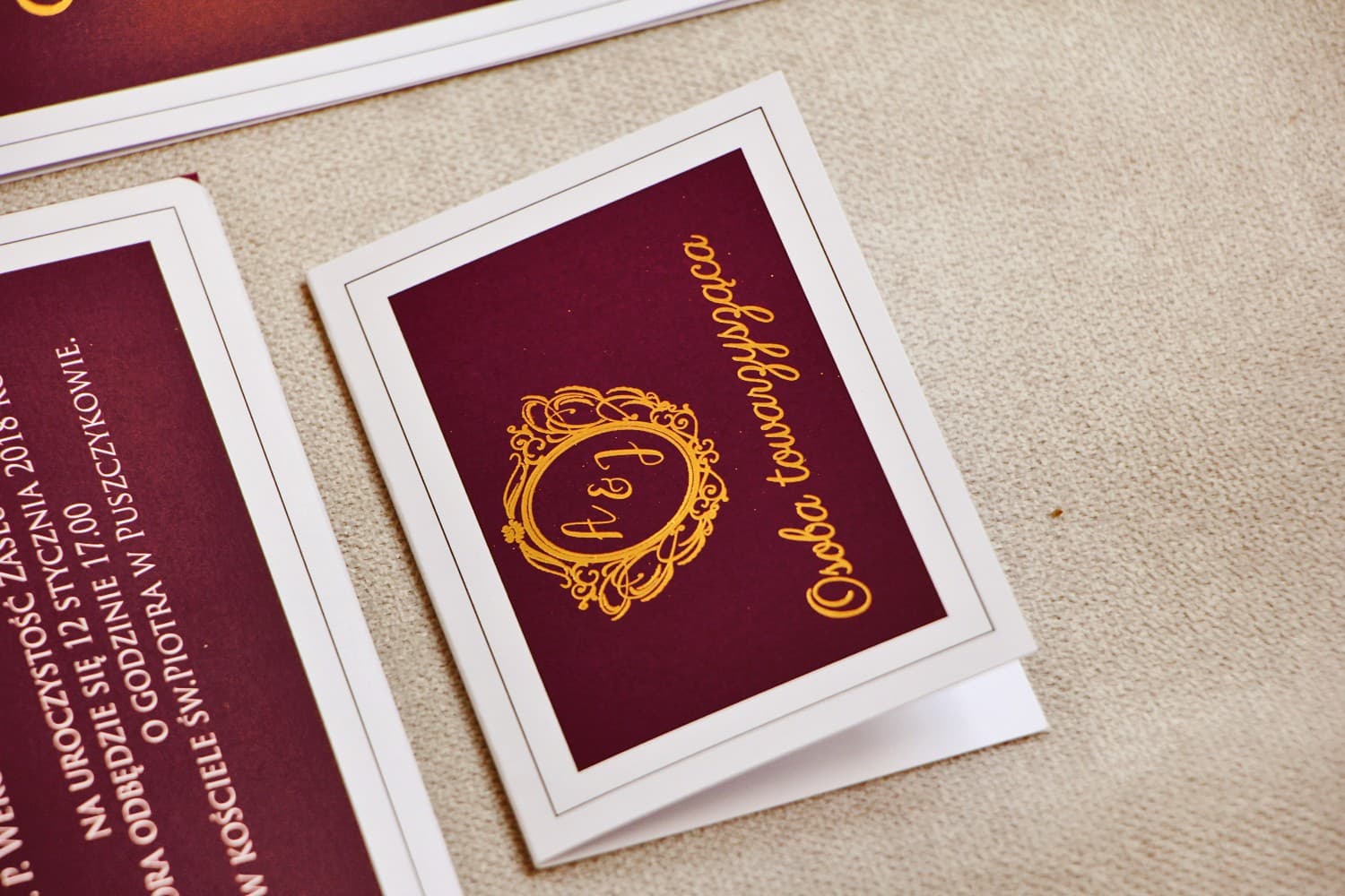 Marcasitios para mesa de boda - Sonata nº 6 - Color vino y oro - Complementos elegantes con dorado