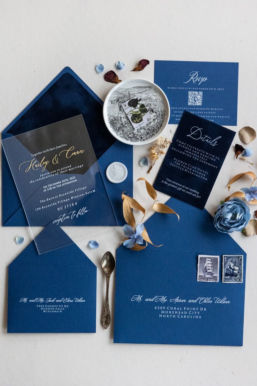 Carte de table en velours bleu avec noms des invités Amelia Wedding