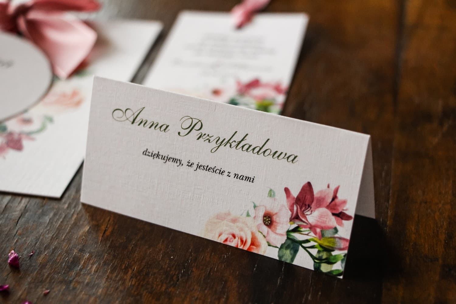 Marque-places de mariage crème et rose avec roses pastel, œillet, eustoma et freesia