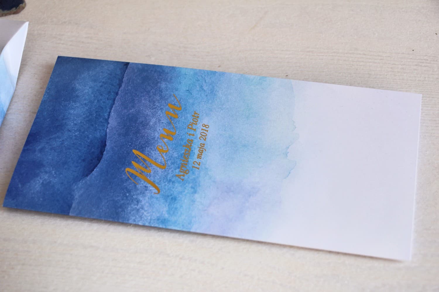 Elegante Menú de Boda Dorado Acuarela Azul | Carta de Platos para Mesa | Delfina n.º 3