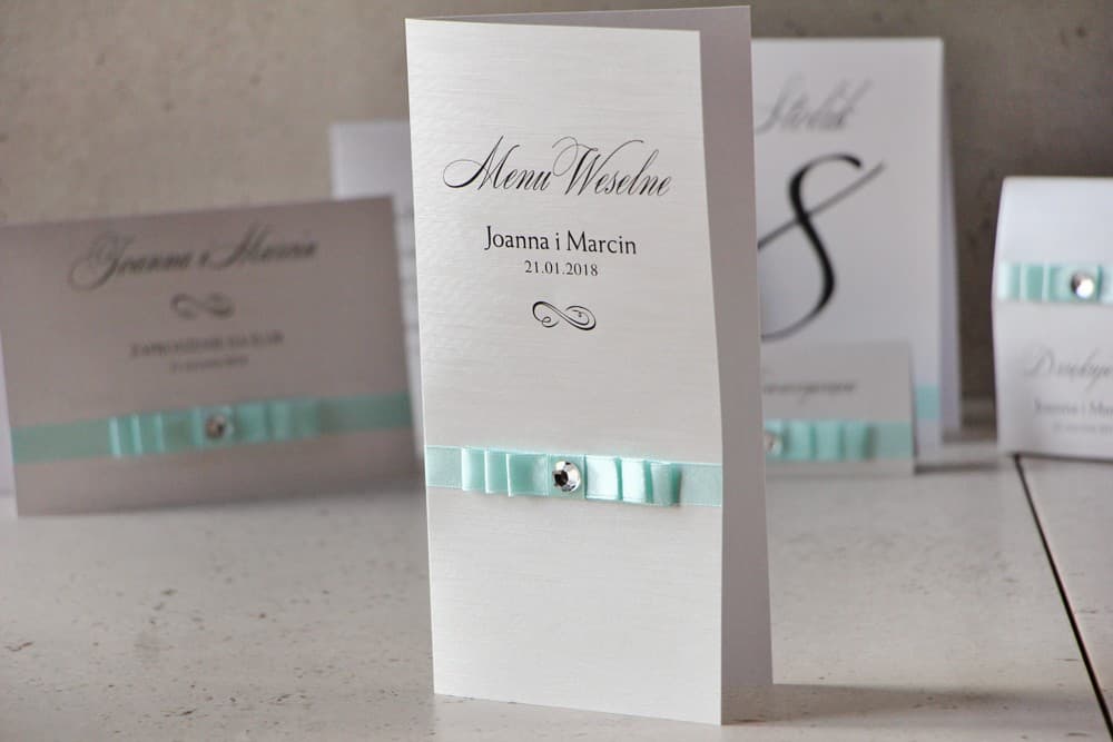 Elegante Menú de Boda con Lazo y Circonita en Papel Perlado | Cartas de Menú Glamour | Amaretto n.º 6