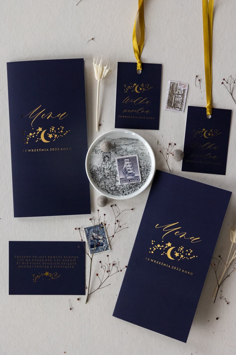 Menú de boda elegante estilo galaxia con acabados dorados sobre fondo azul oscuro.