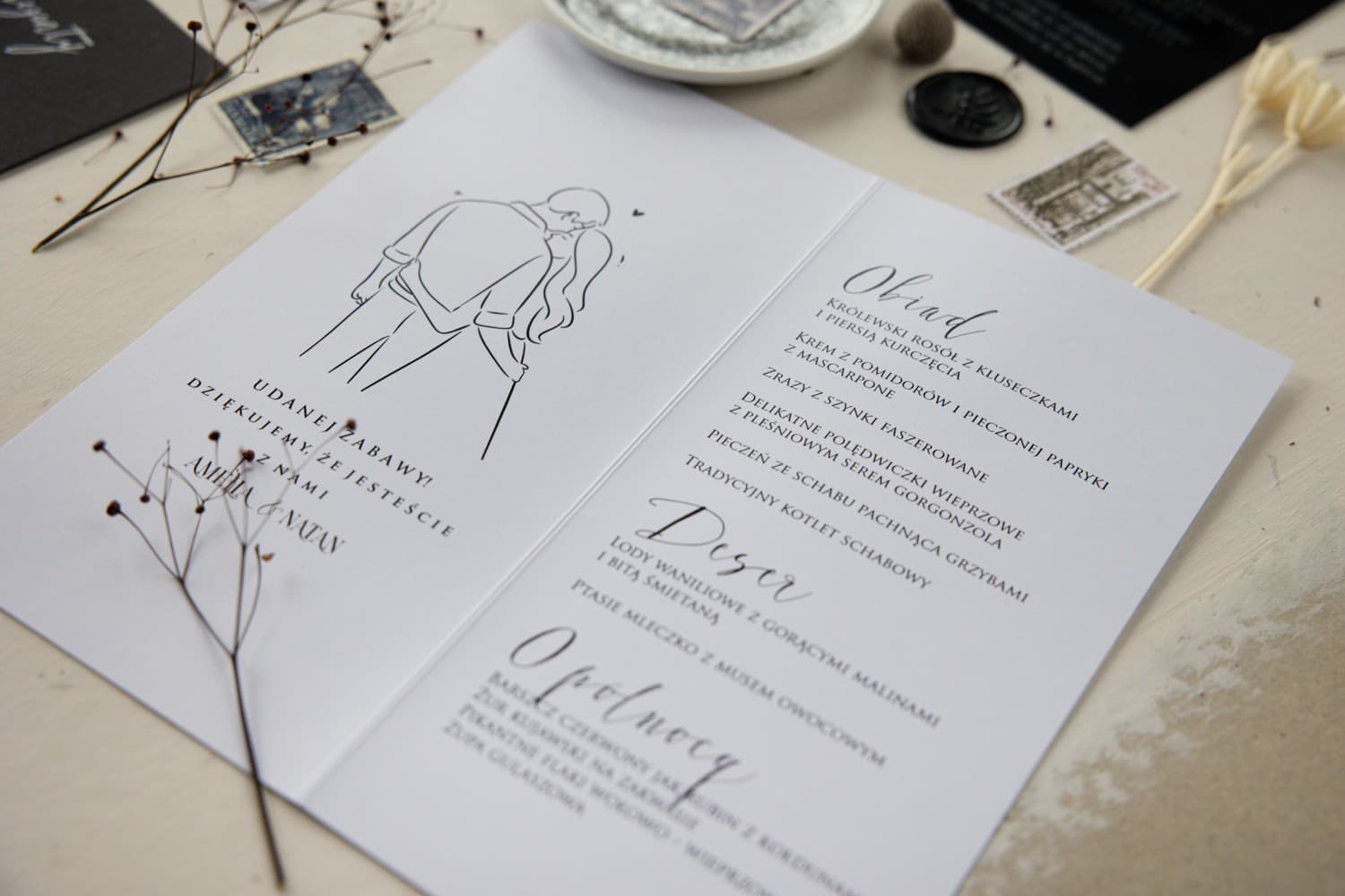 Detalle de menú de boda Magnolia con tipografía elegante y diseño de novios