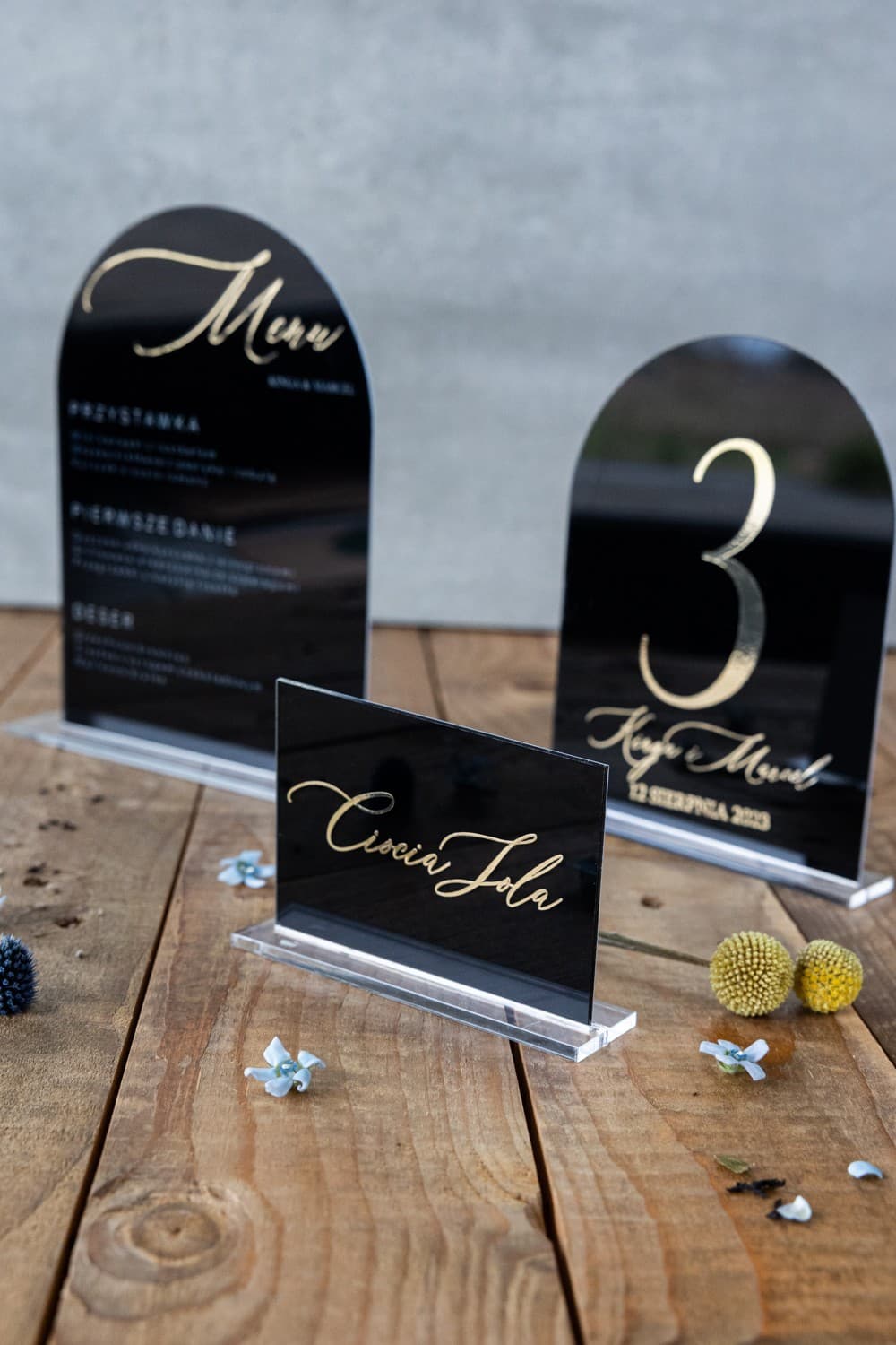 Menú de boda elegante en color negro con letras doradas y soporte