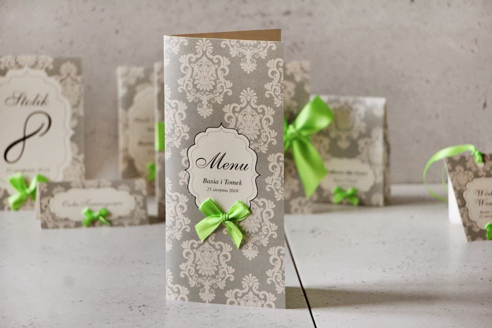 Elegante Menú de Boda con Lazo Verde y Ornamento | Carta de Platos en Papel Perlado | Ornamento nº 4