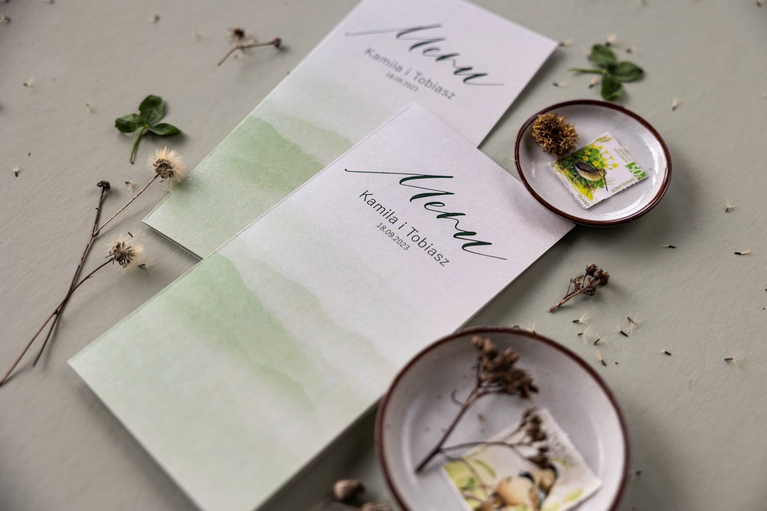 Carta de menú elegante con motivos verdes para boda