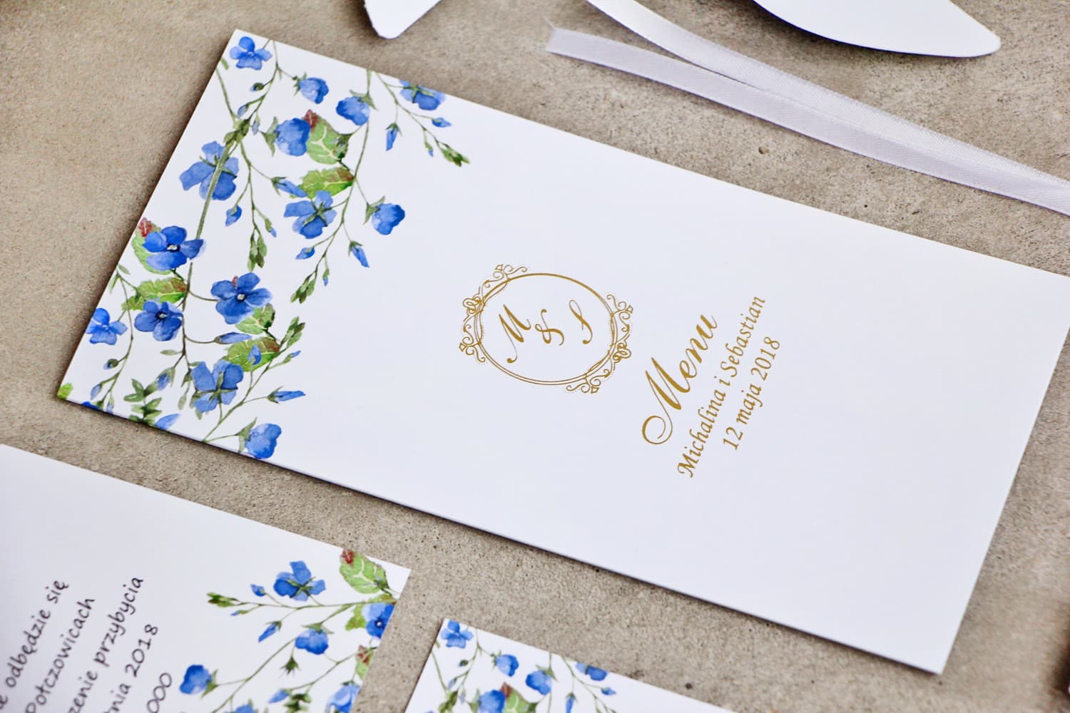 Menú de Boda Dorado con Motivo No Me Olvides Acuarela | Menú de Mesa Vertical | Sorento nº 4