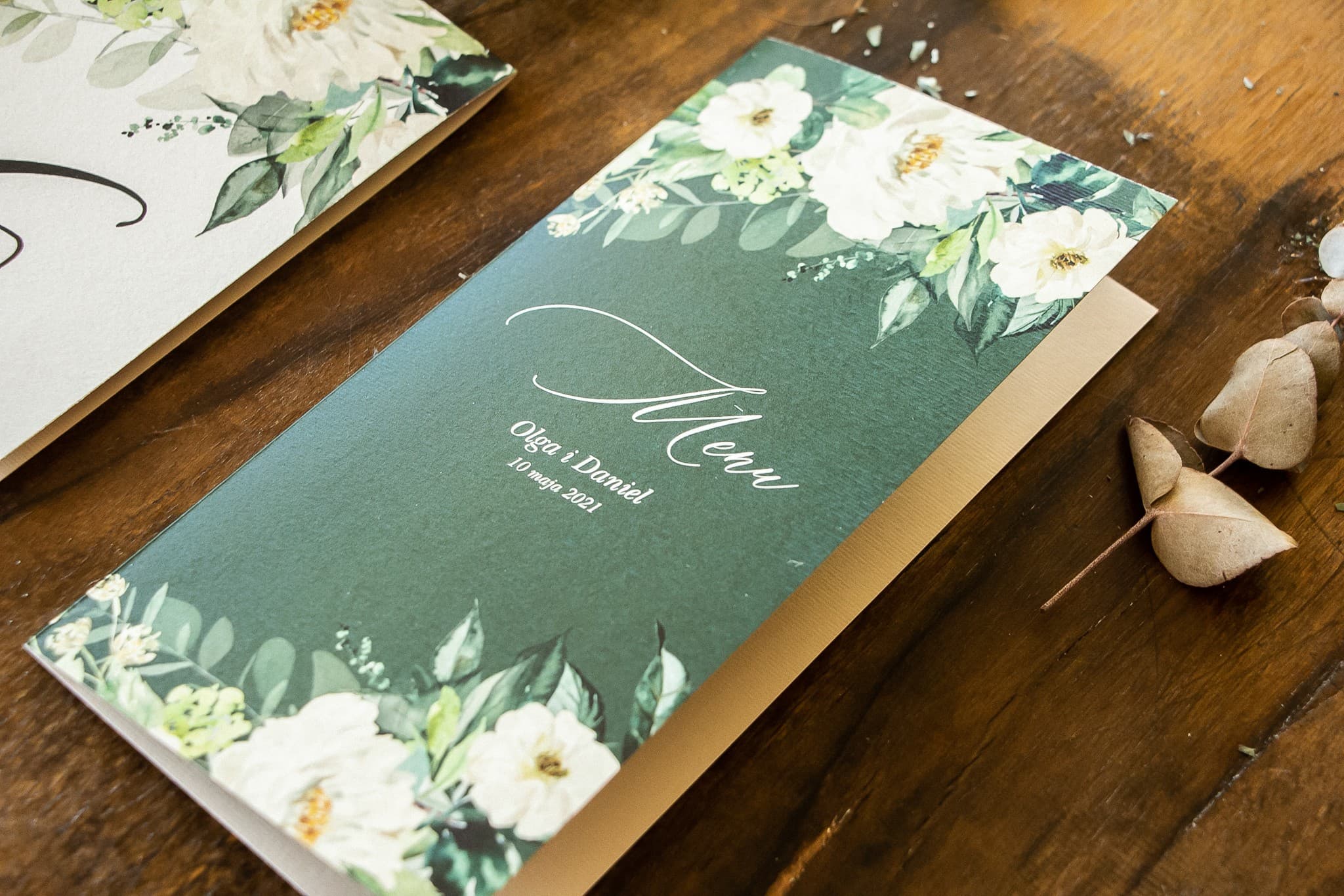 Menú de Boda Oasis Verde | Menú para Mesa de Boda con Flores Blancas y Ramitas | Topaz n.º 2