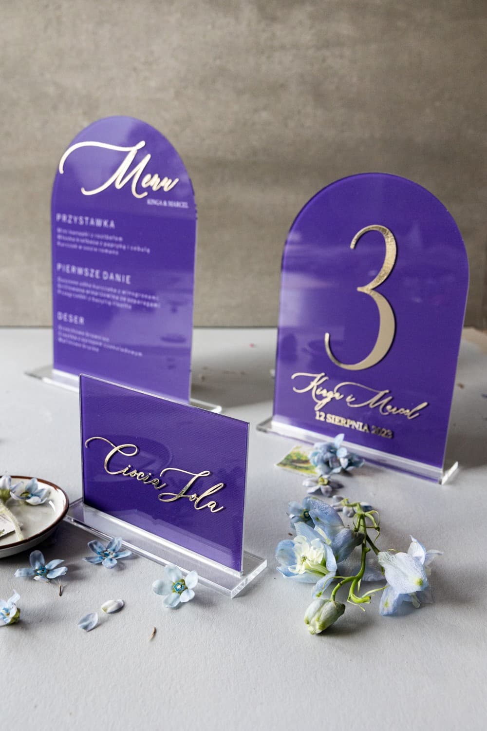 Detalle de menú de boda elegante en metacrilato con motivos de lavanda