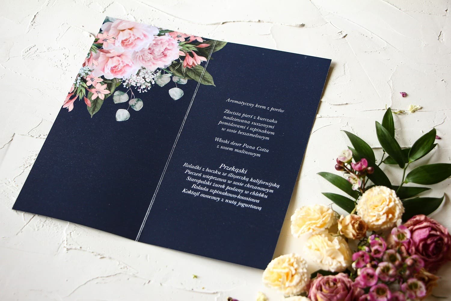 Menú de boda elegante azul marino con flores de peonía y acabado plateado