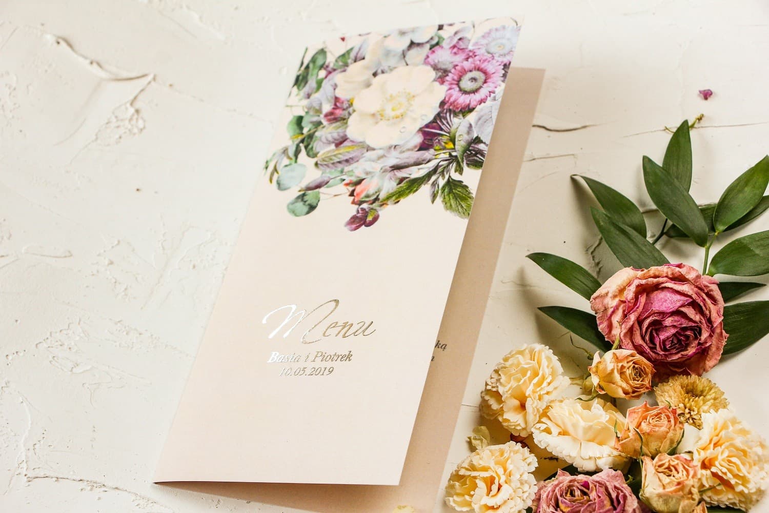 Elegante Menú de Boda Plateado con Flores | Carta de Platos Glamour | Pastel nº 4