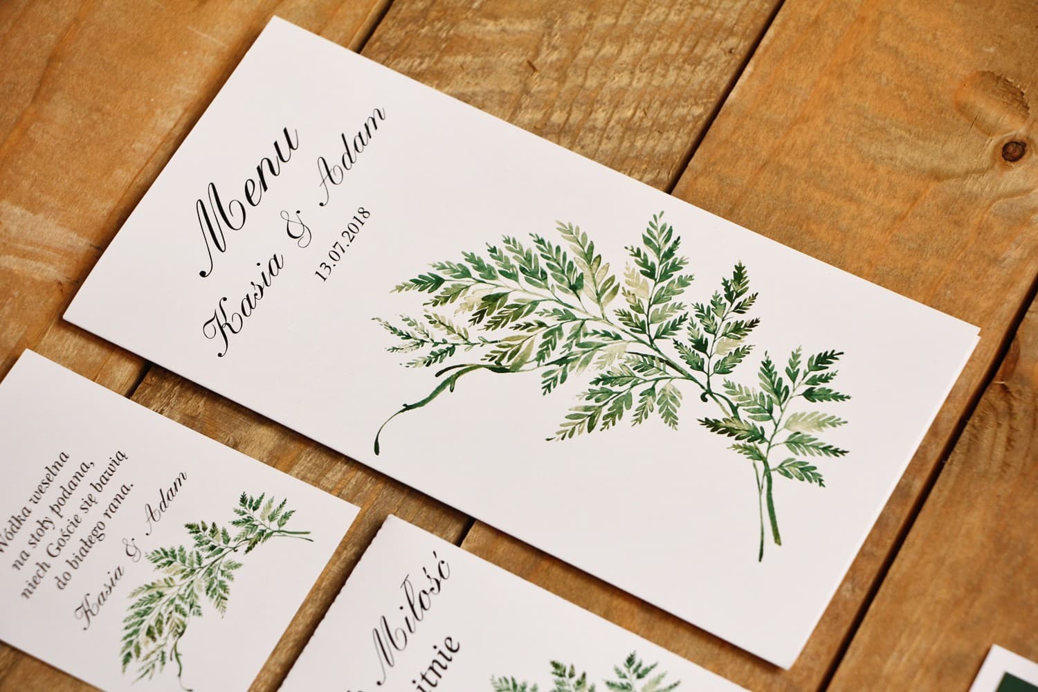 Eleganckie Menu Weselne z Zieloną Gałązką | Klasyczna Karta Menu na Stół | Kalia Nr 1