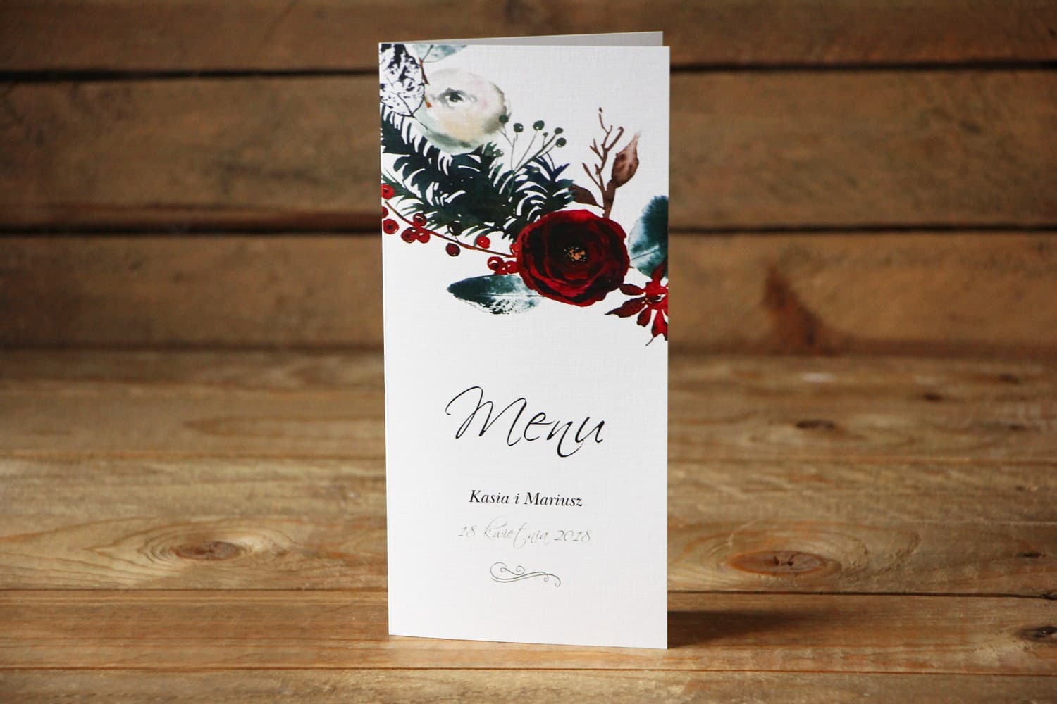 Menu Weselne - Elegancka, zimowa kompozycja z kwiatami róży, jarzębiną i gałązkami świerku