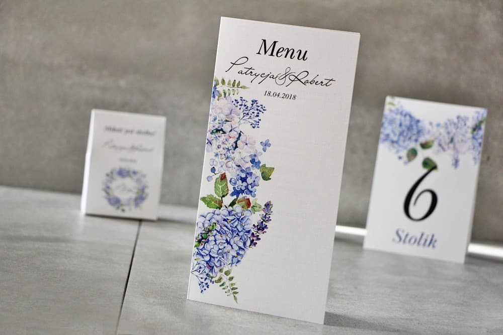 Elegante Menú de Boda con Motivo de Flores Azules y Hojas en Papel de Lino | Carta de Platos | Pistacho n.º 1