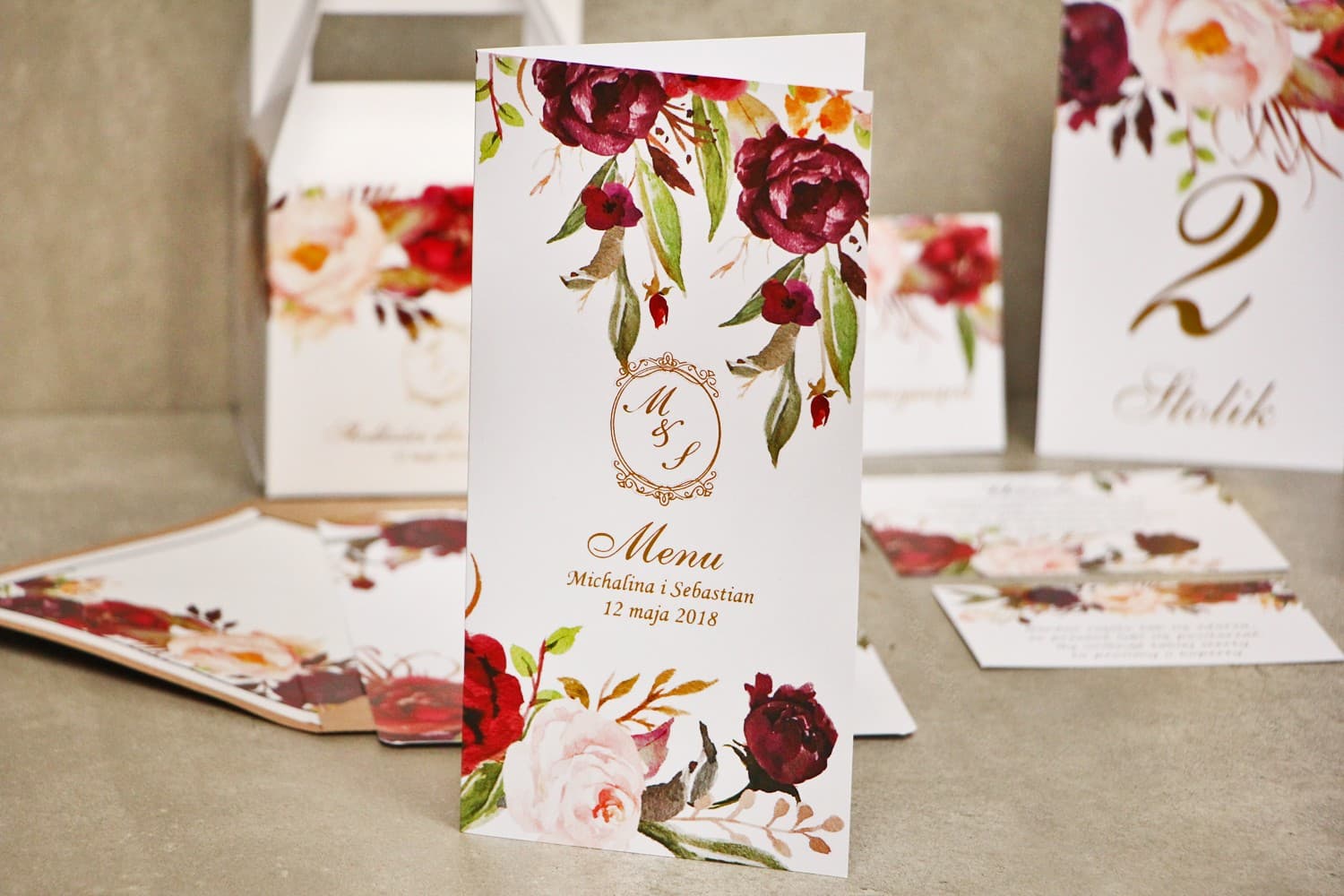 Menú de Boda Dorado con Flores Borgoña, Rosas y Peonías | Elegante Carta de Menú | Sorento nº 7