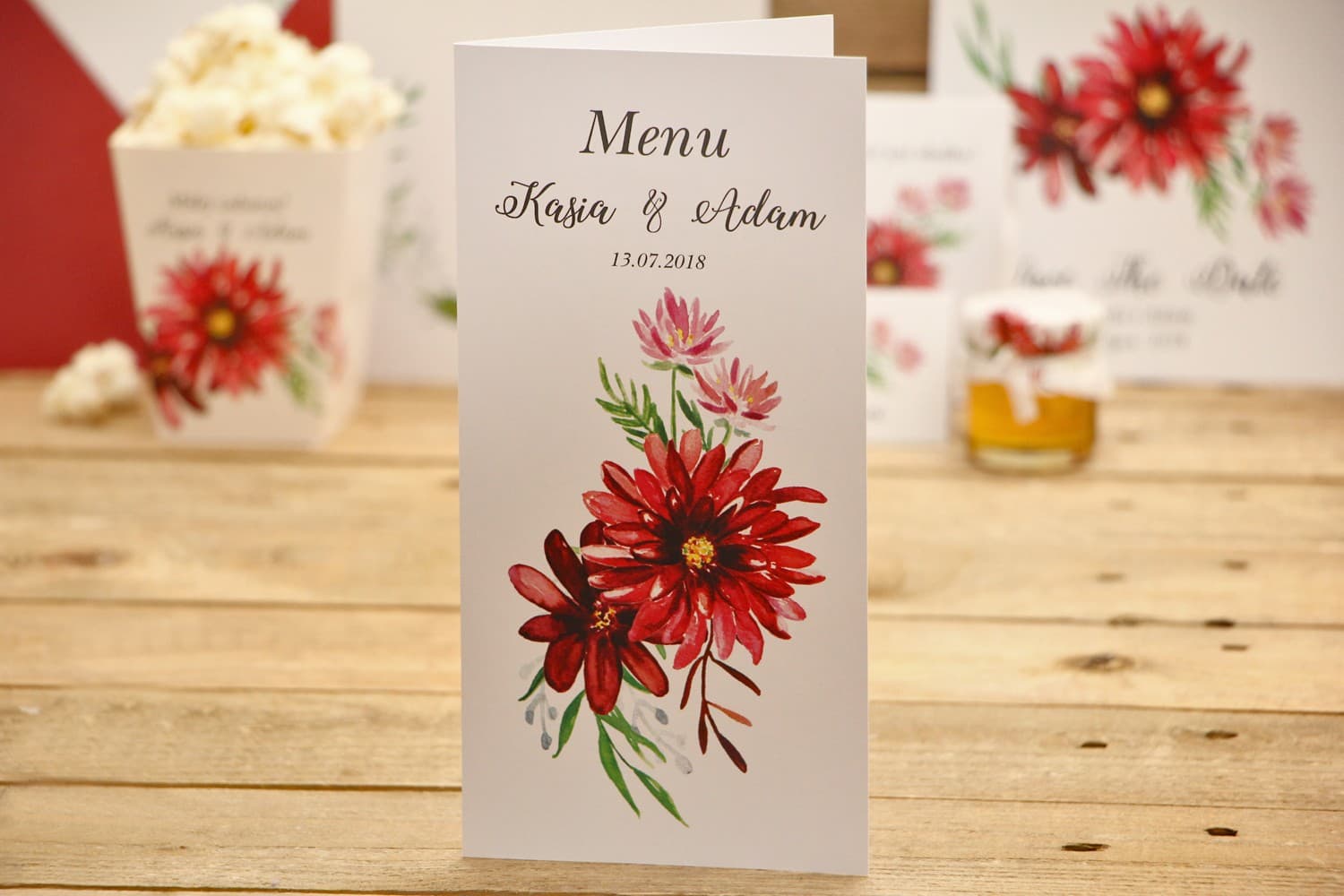 Hochzeitsmenü mit roter Dahlie, elegante Klappkarten | Menükarten für den Hochzeitstisch | Kalia Nr. 5