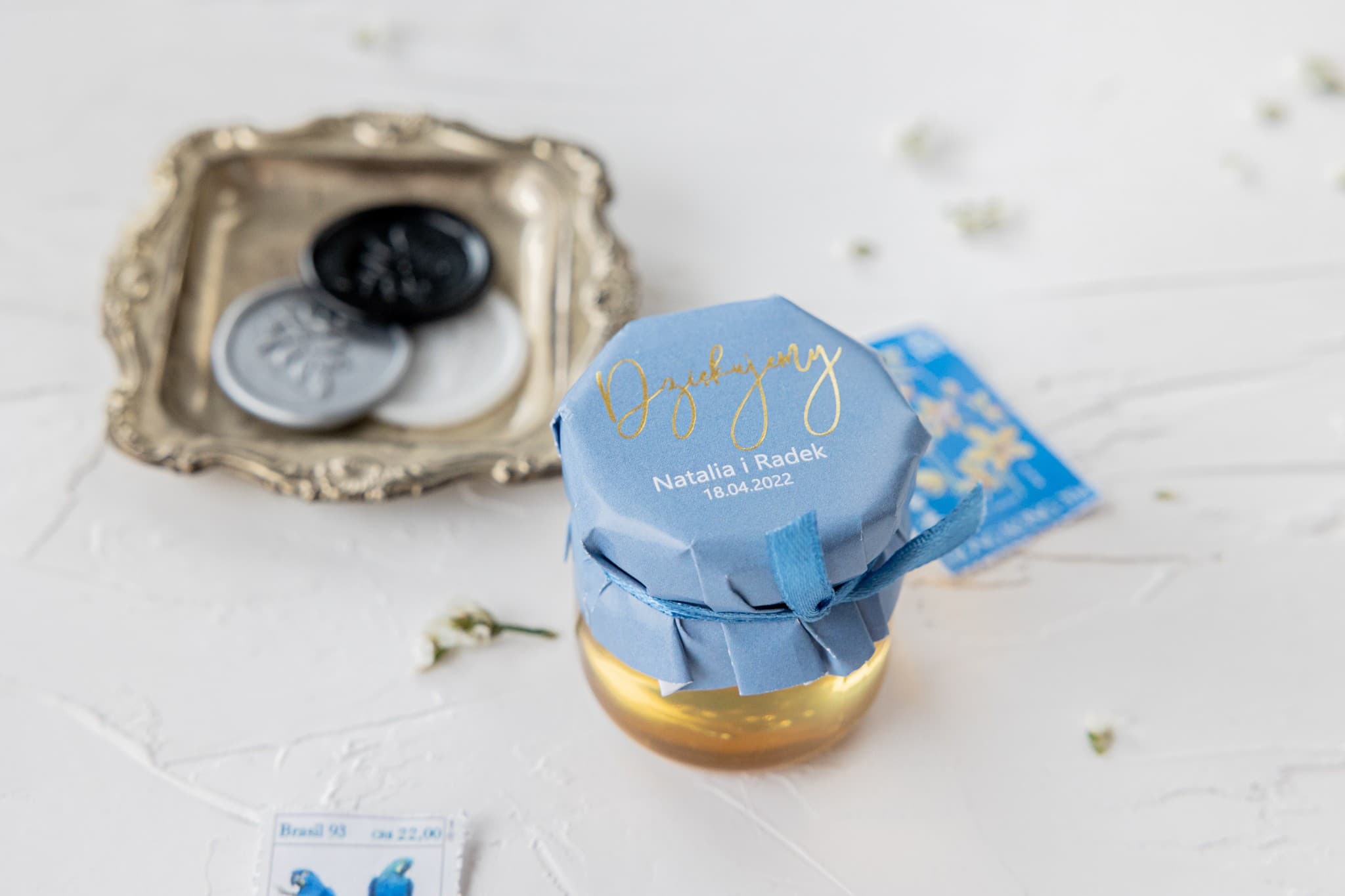 Miel Polaca en Tarrito Jaspis n.º 4 – Elegante Detalle Dusty Blue con Dorado