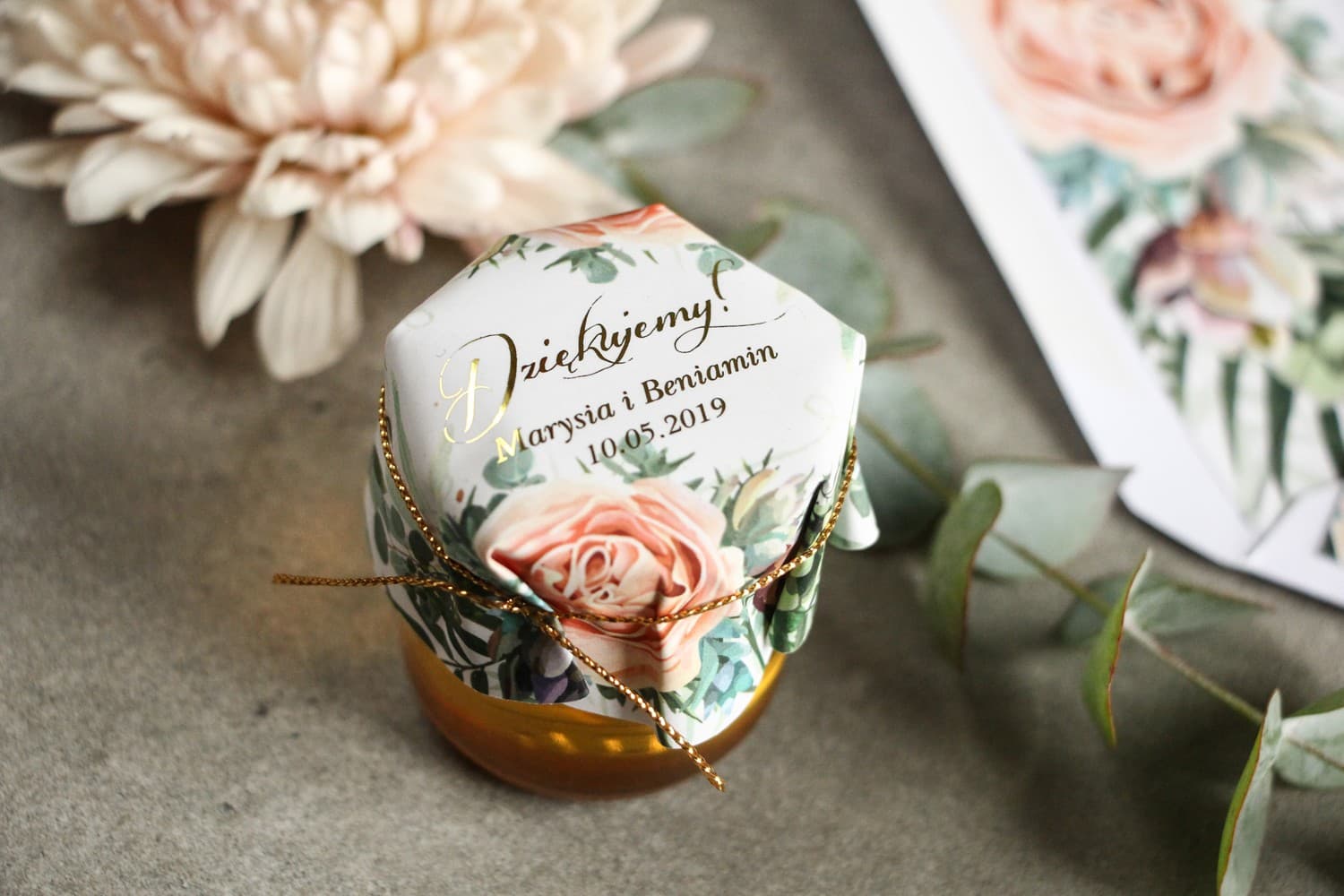 Mieles Doradas Flores No. 4 – Dulce Detalle con Peonía Melocotón