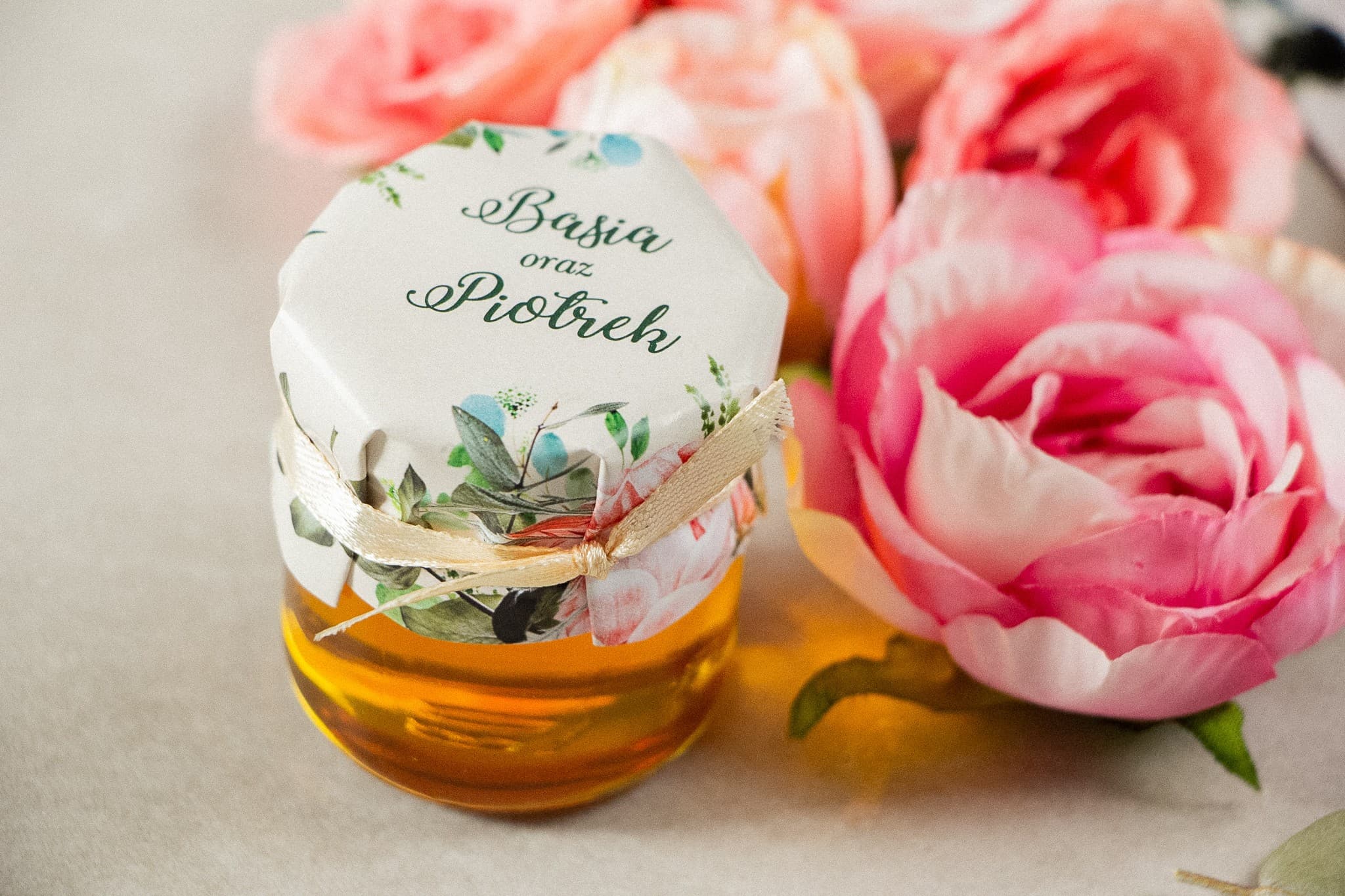 Miel para Bodas Korani n.º 6 – Dulce Agradecimiento con Rosas y Peonías