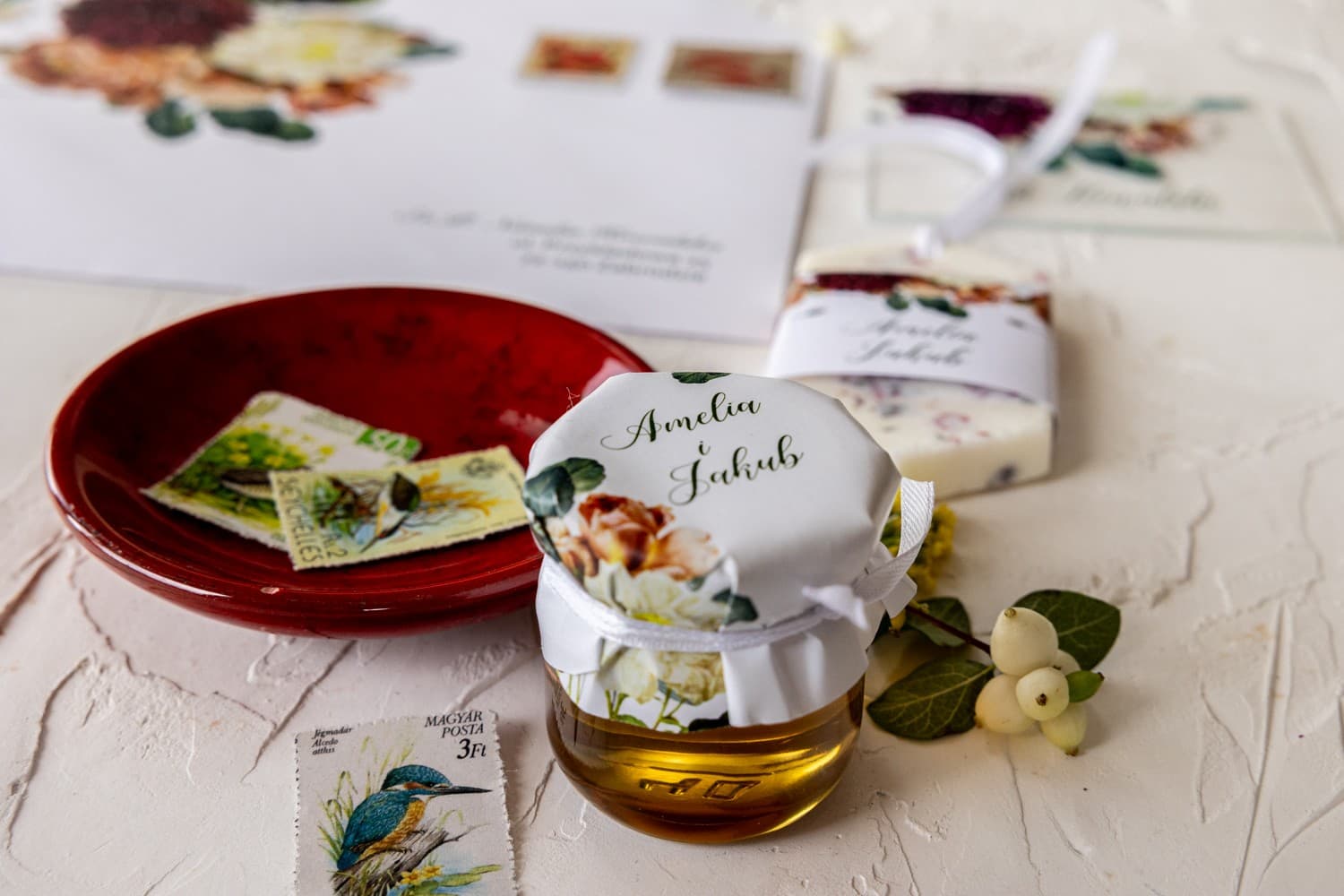 Tarros de miel personalizados para boda con cinta de satén y flores