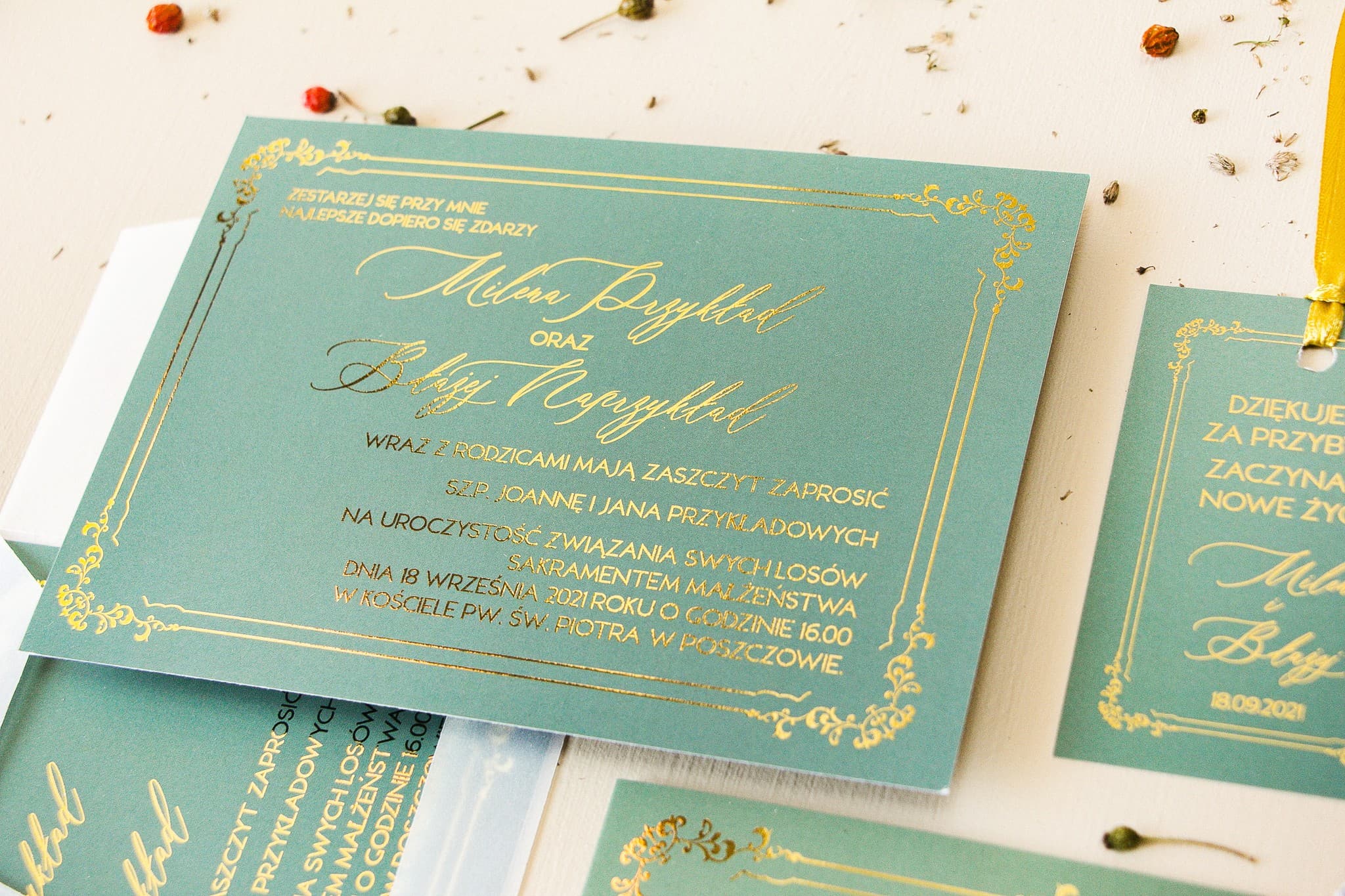 Muestra de invitación de boda con marco dorado y sobre de papel vegetal | Sand n.º 3