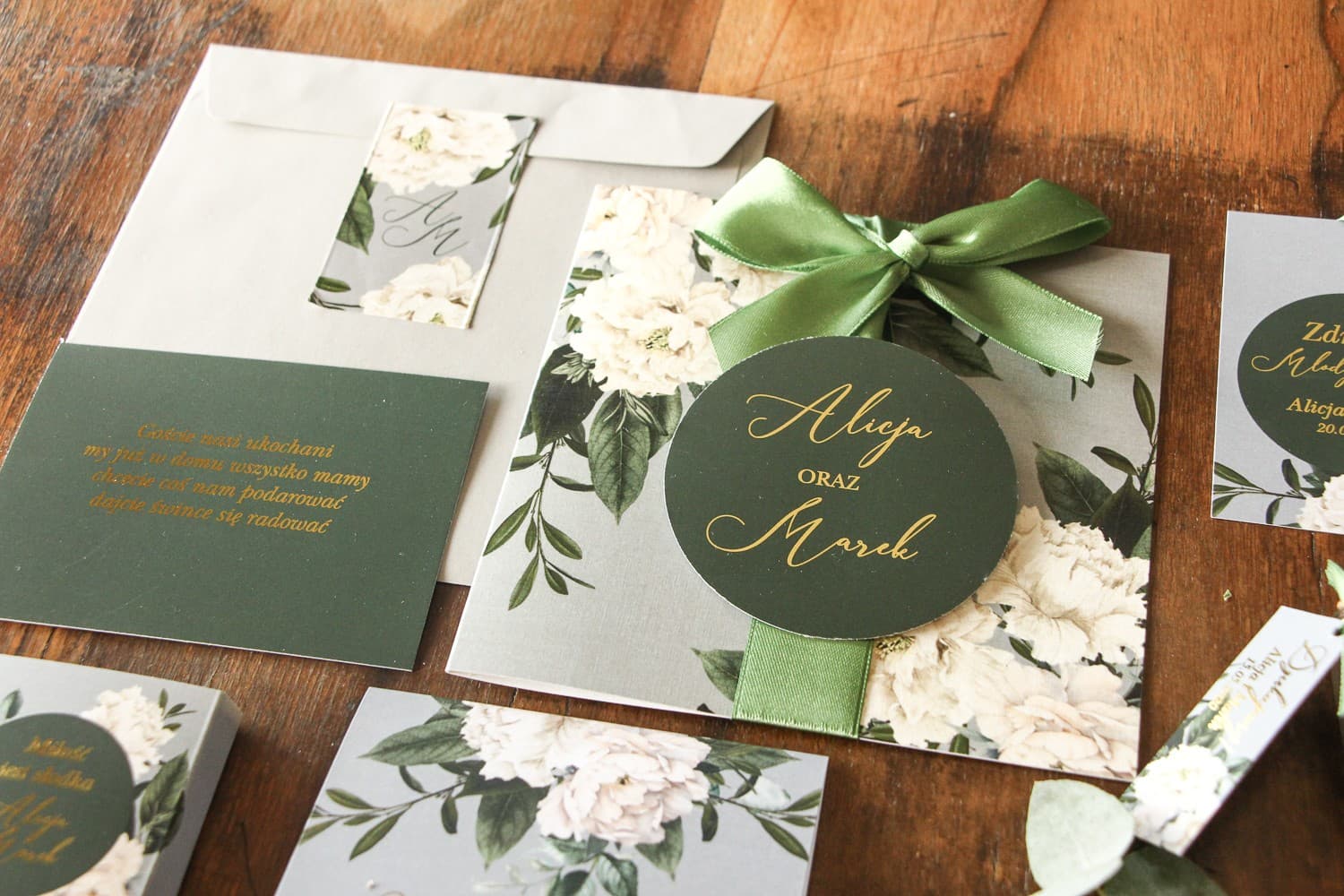 Muestra de Invitación de Boda Glamour Peonías | Elegante Invitación Gris con Dorado y Lazo | Soreli nº 1