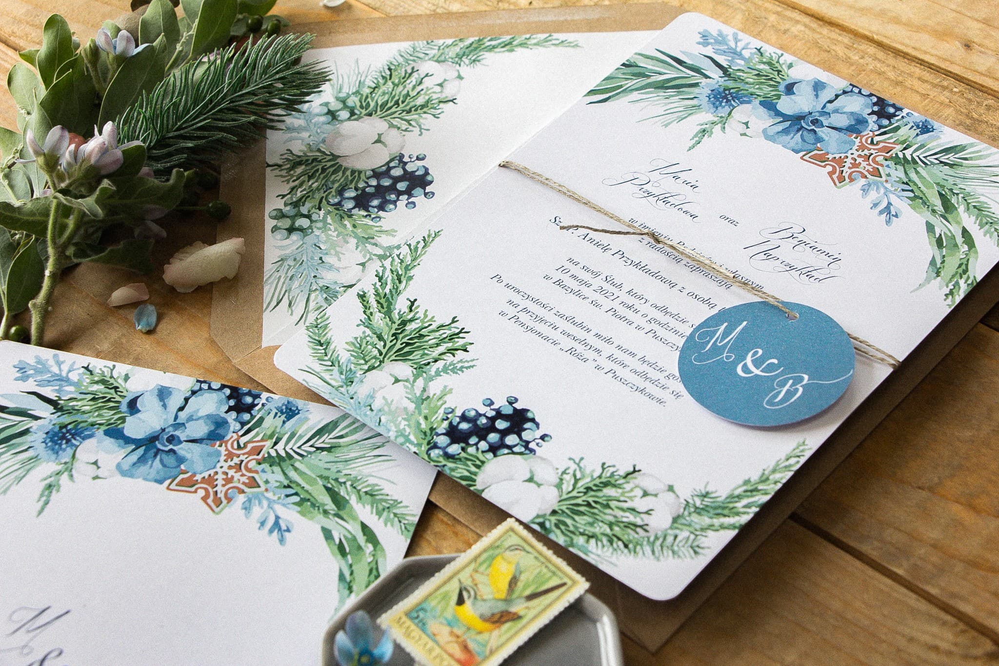 Muster der Hochzeitseinladung in Dunkelblau mit winterlichem Baumwollmotiv | Indygo Nr. 8