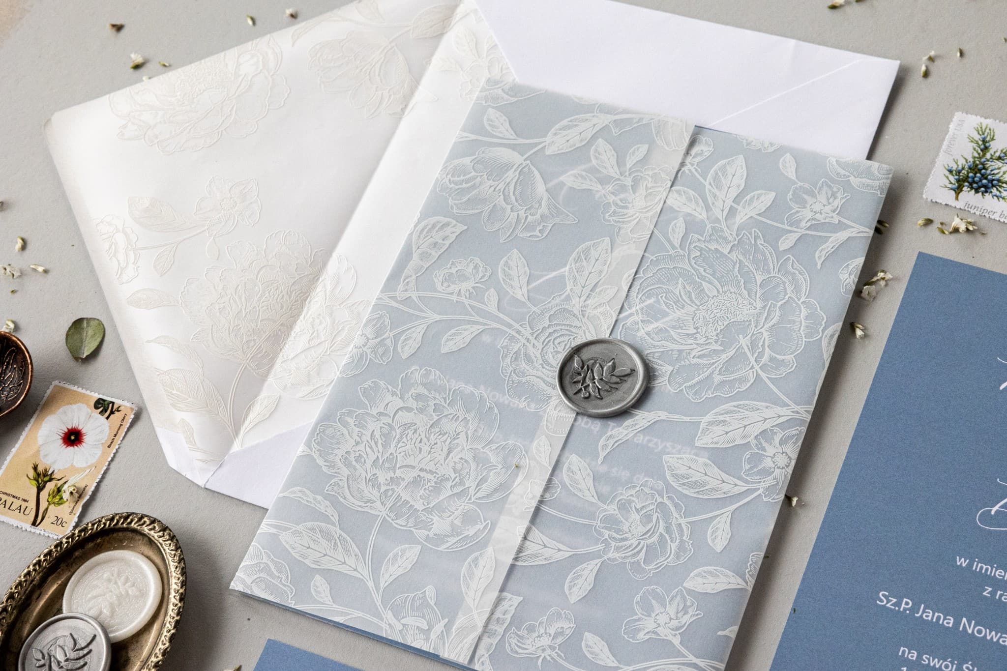 Muster der Hochzeitseinladung mit Transparentpapier und Vergoldung, blaue Pfingstrosen Nefryt Nr. 2