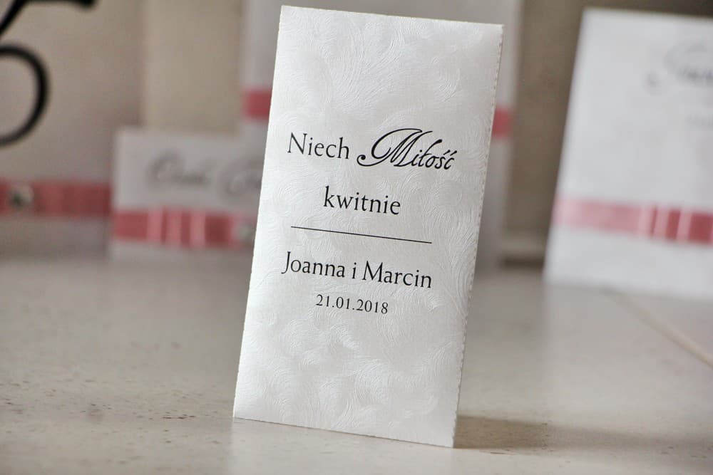 Niezapominajki w Eleganckiej Torebce z Perłowego Papieru | Personalizowane Podziękowania dla Gości Weselnych | Amaretto nr 5