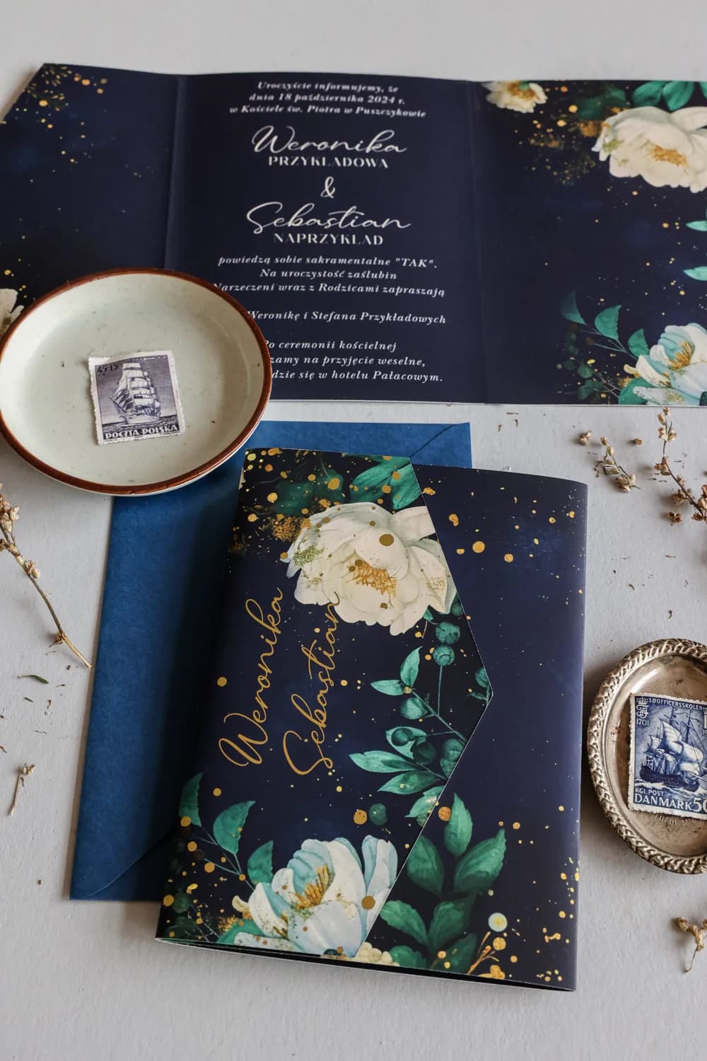 Glamour Navy Blue Wedding Invitation with Gold Foiling and White Flowers – Jadeit Design 6 - 2