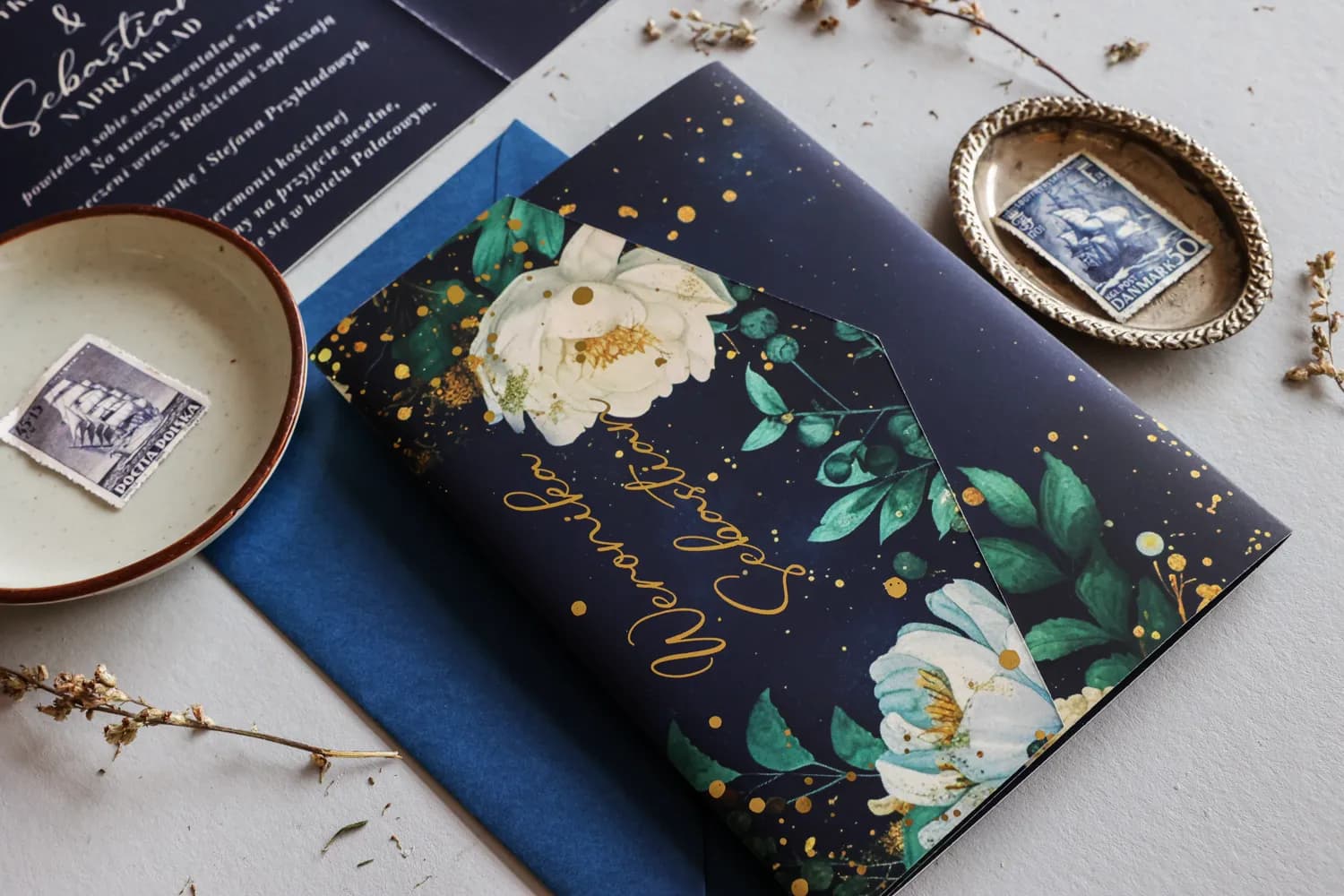 Glamour Navy Blue Wedding Invitation with Gold Foiling and White Flowers – Jadeit Design 6 - 3