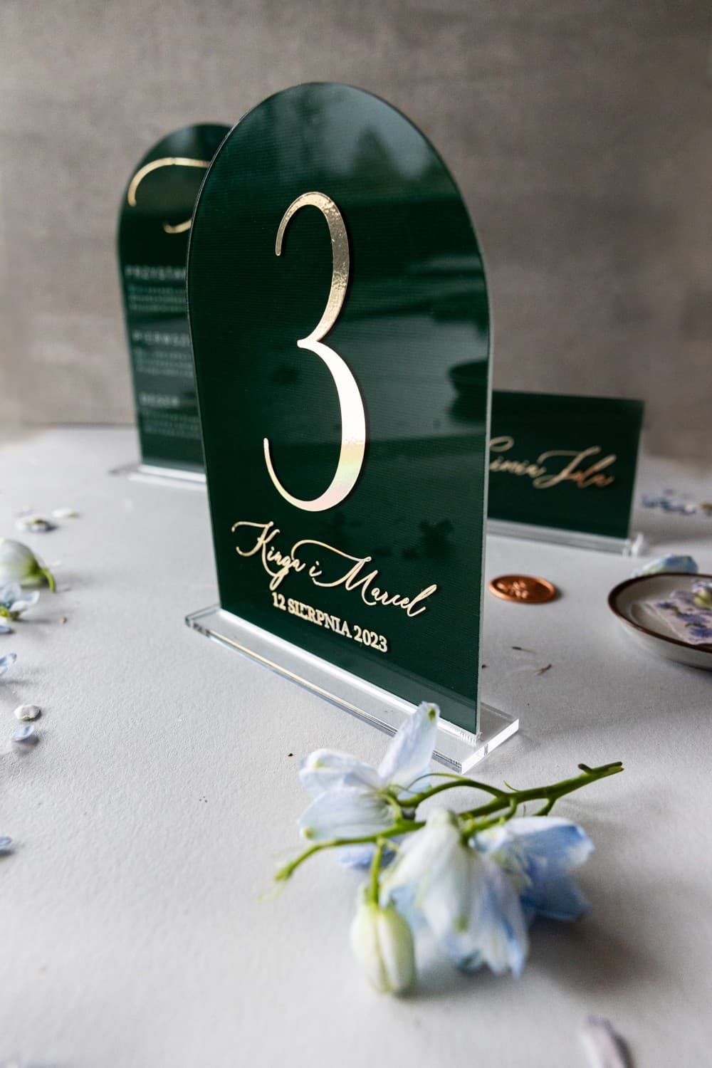 Numeri di Tavolo Verdi Bottiglia Dorati su Plexiglass | Numeri Eleganti Nuziali Glamour | Dalia n. 2
