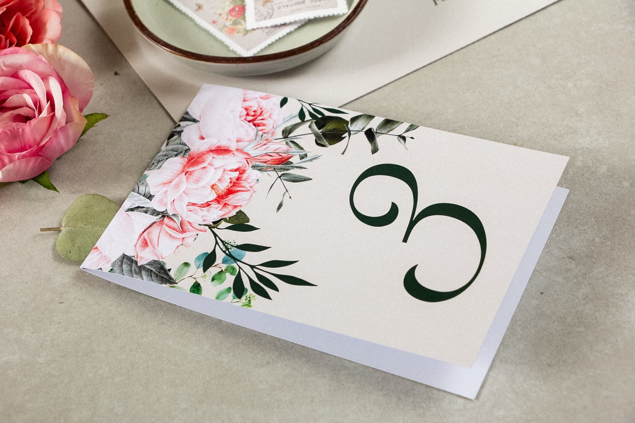 Elegantes Números de Mesa Peonías y Rosas | Meseros de Boda Plegables Florales | Korani nº 6