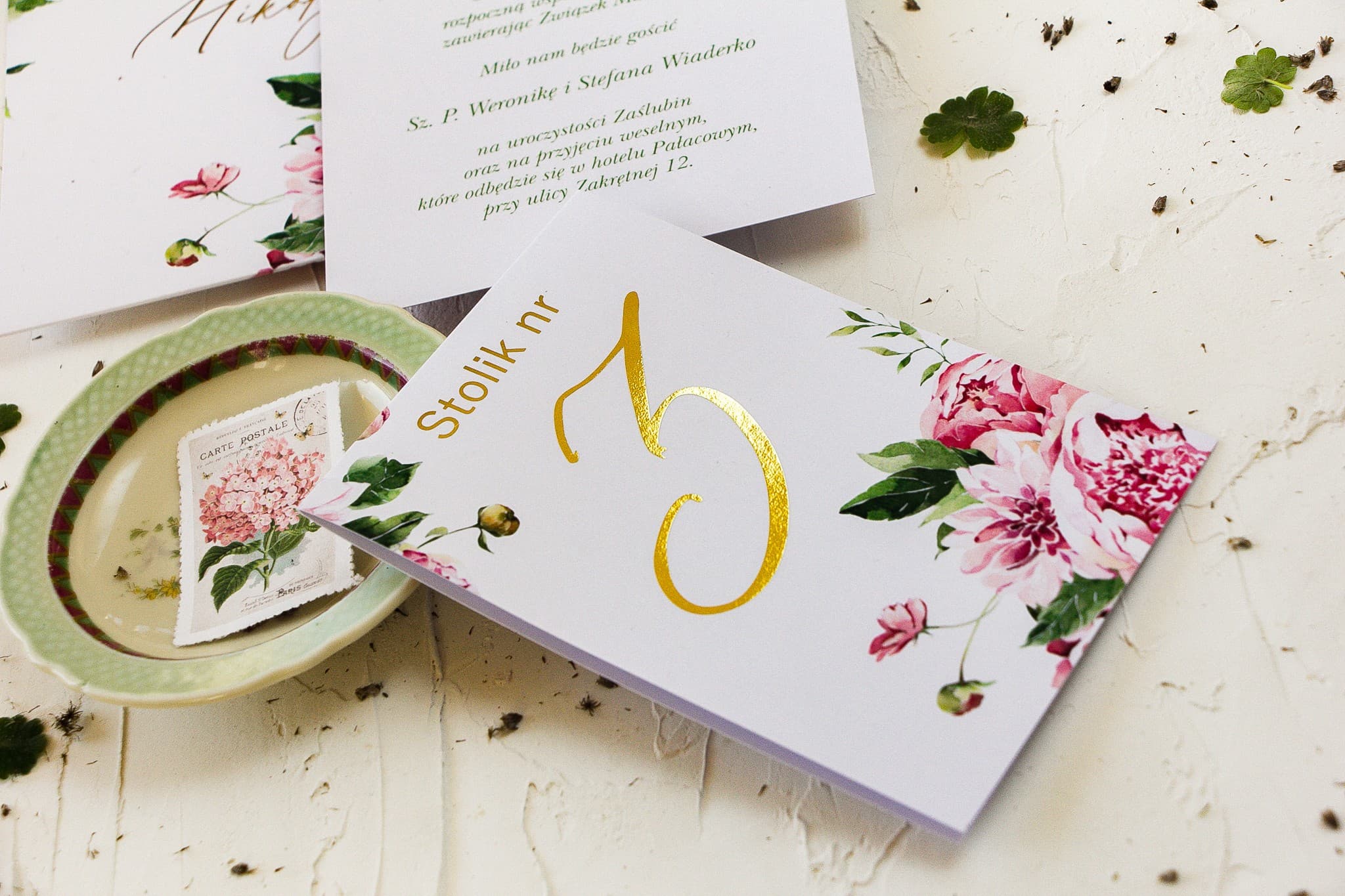 Números de mesa de boda en tonos pastel con peonías y detalles dorados