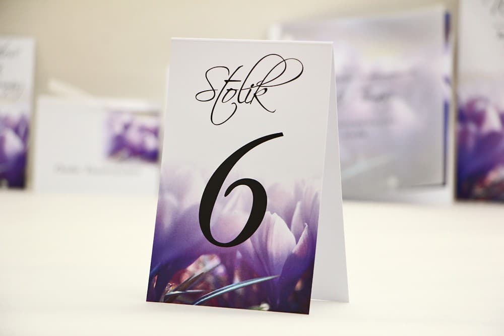 Números de Mesa de Boda con Crocus Morados, Plegables A6 | Numeración Elegante para Mesas de Primavera | Elegant n.º 14
